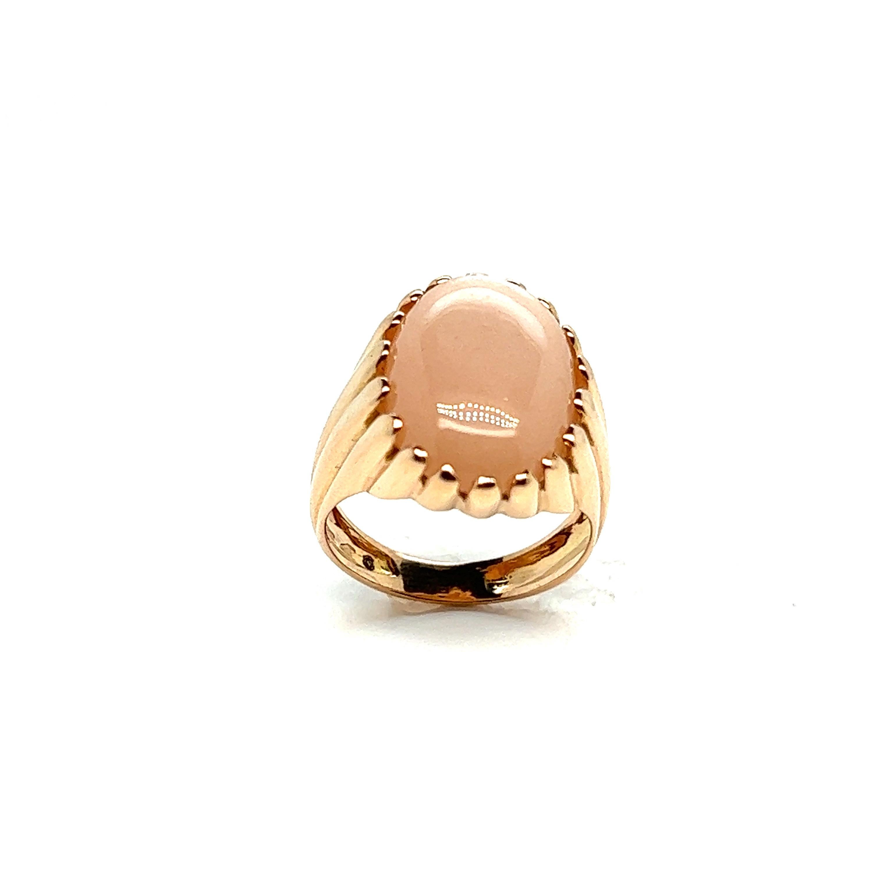 Discover this magnificent signet ring that embodies elegance and refinement. With its subtle fluted design, it offers a classic yet contemporary allure. Adorned with a sumptuous peach-pink moostone cabochon, measuring 15 mm x 20 mm, this ring is a