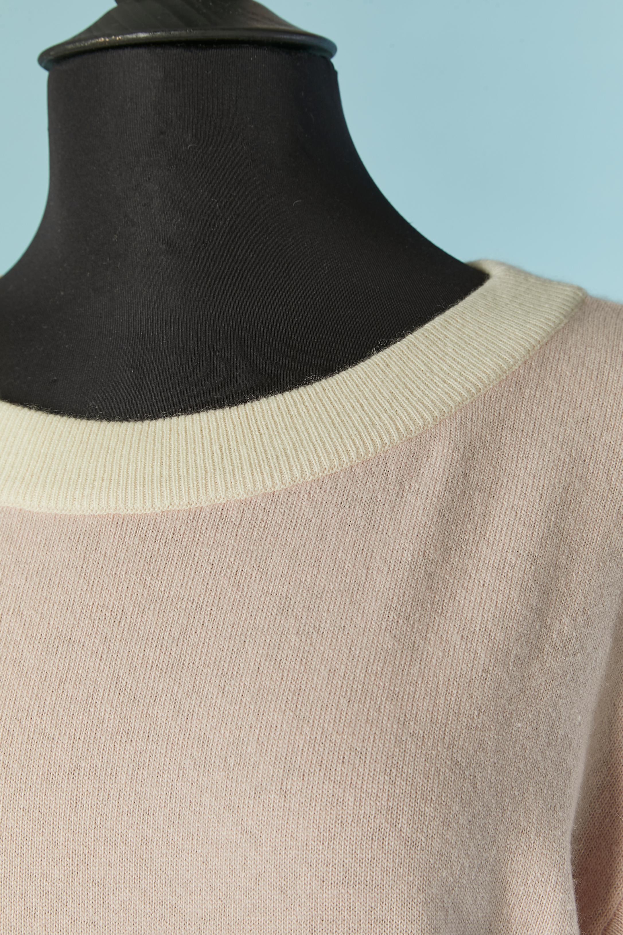 Pale pink short sleeve cashmere sweater with off-white edge. 
SIZE L 