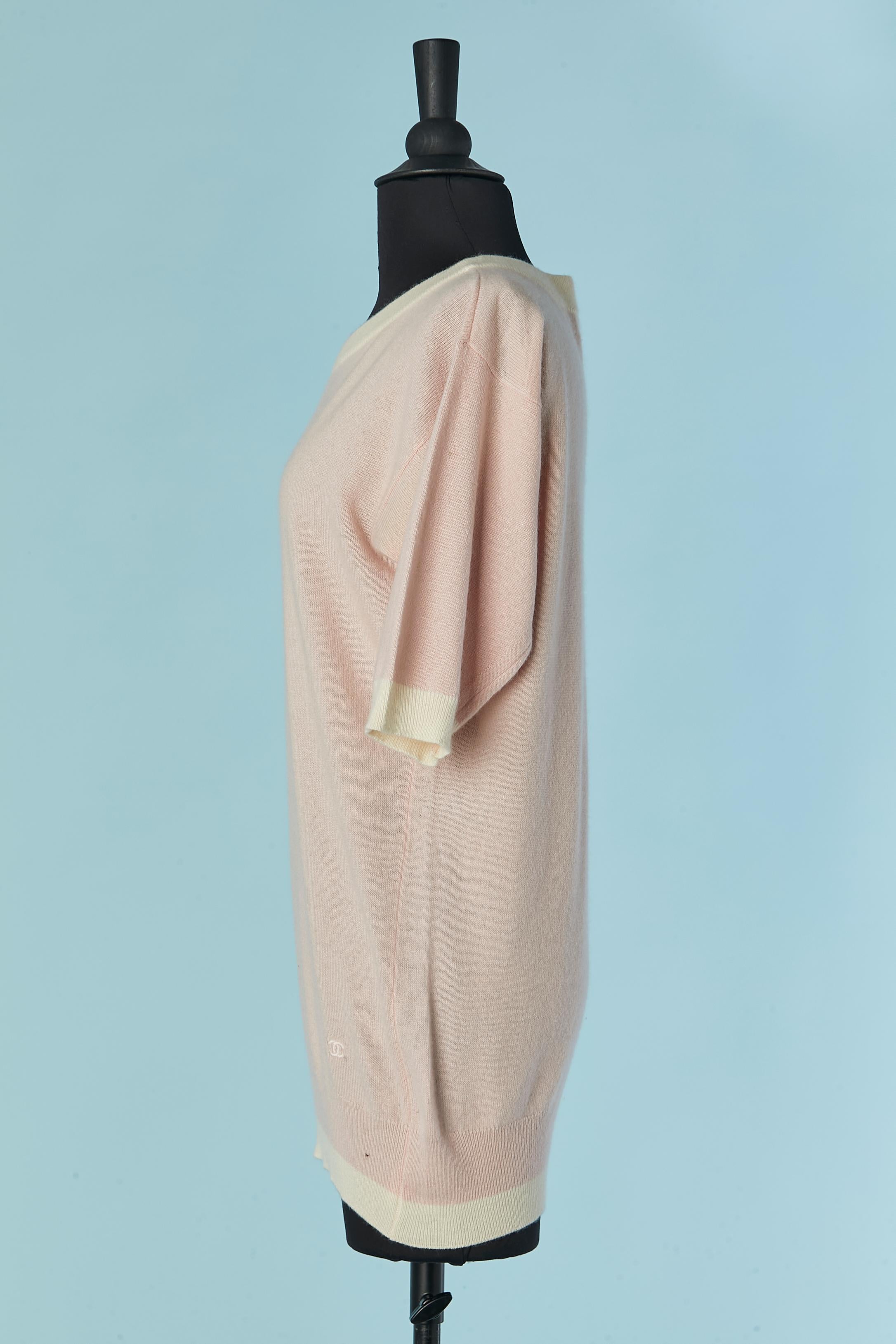 Pale pink short sleeve cashmere sweater with off-white edge CHANEL In Excellent Condition For Sale In Saint-Ouen-Sur-Seine, FR