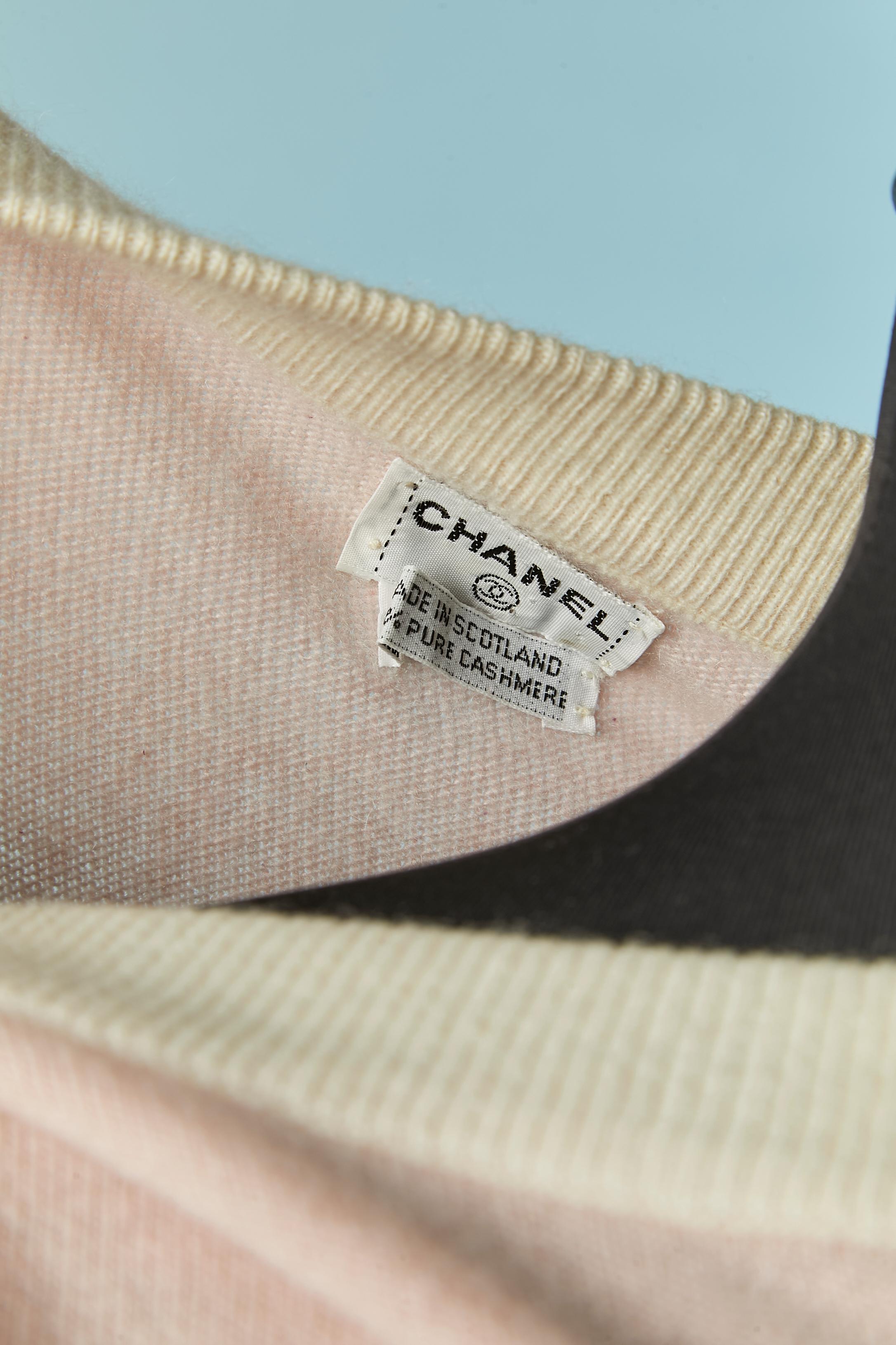 Pale pink short sleeve cashmere sweater with off-white edge CHANEL For Sale 1
