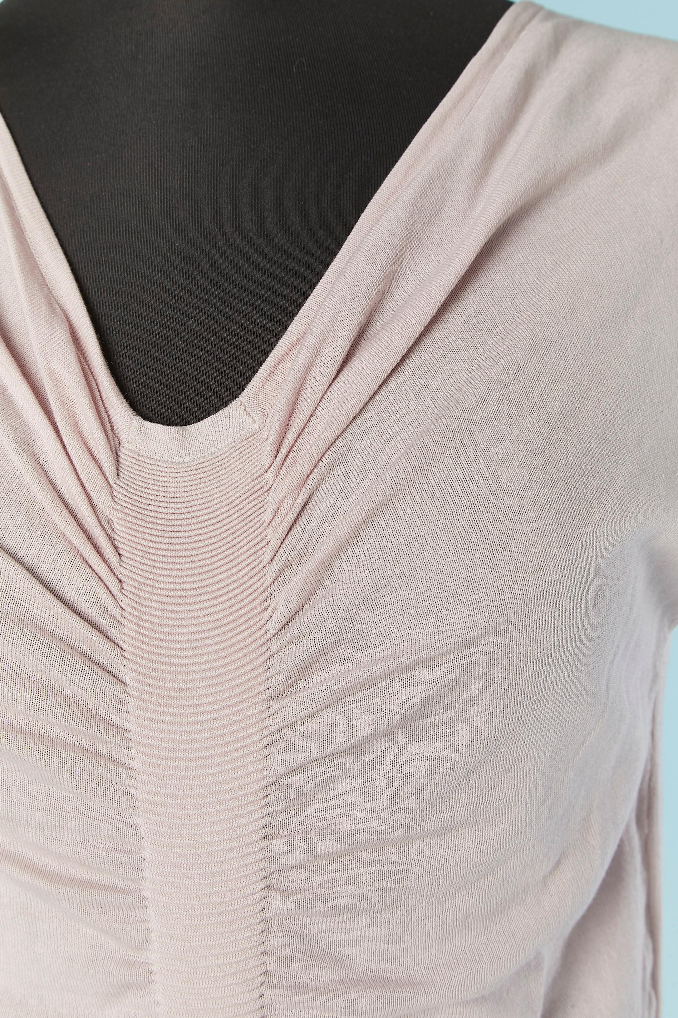 Pale pink silk and cotton top with gather on the middle front. Thin knit composition: 59% silk, 41% cotton. 
SIZE on tag : S 