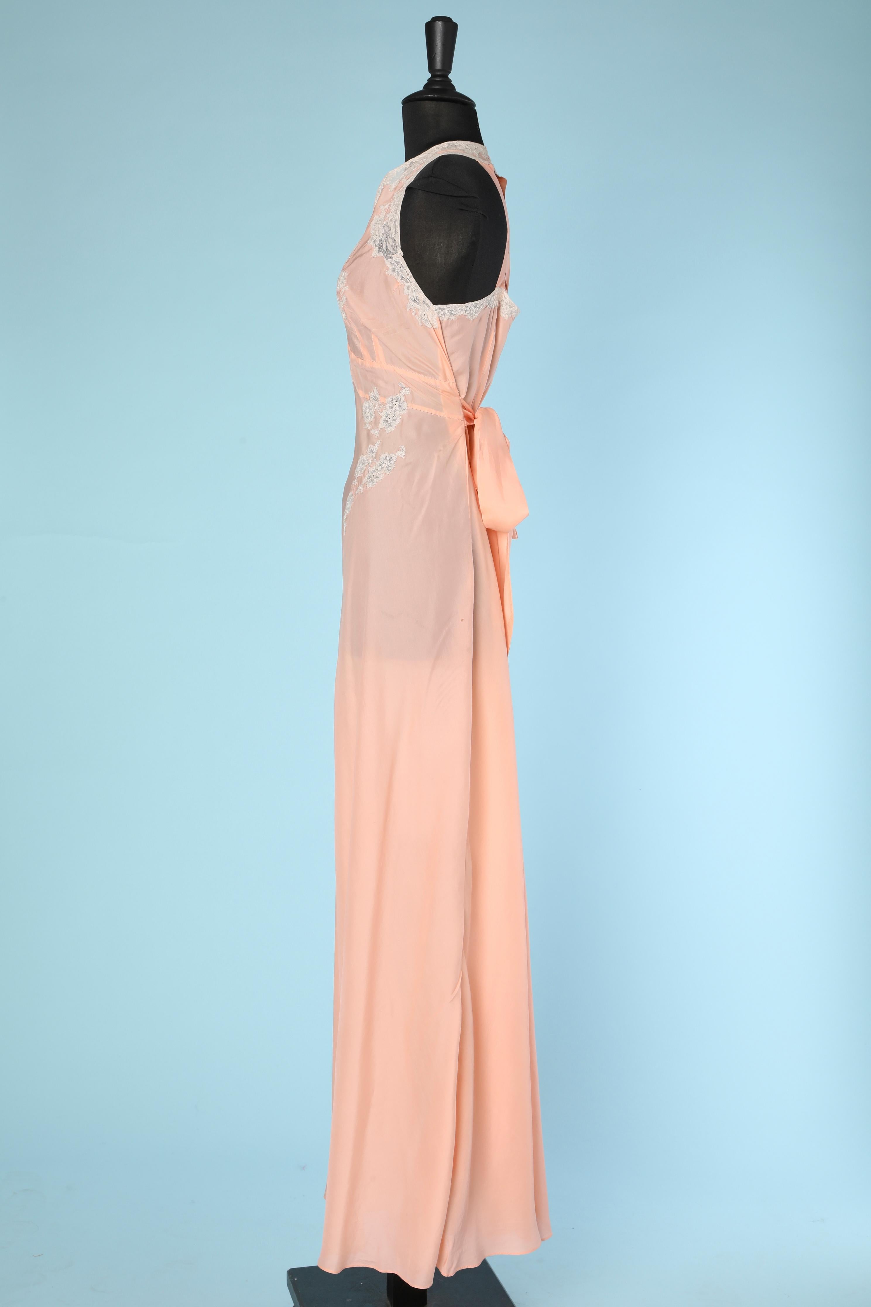 Pale pink silk and lace sleeping gown Circa 1930 In Excellent Condition In Saint-Ouen-Sur-Seine, FR