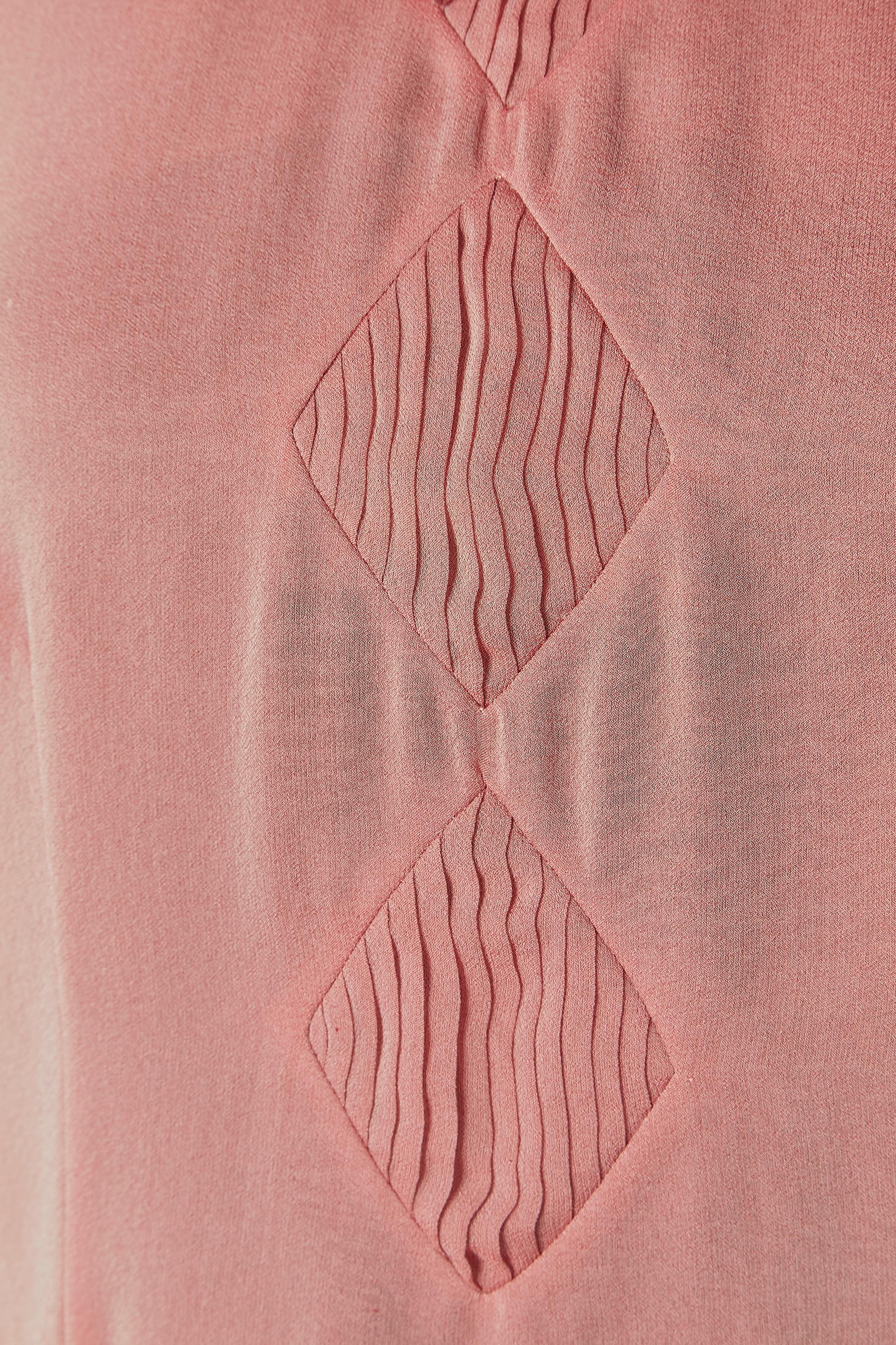 Manga de gasa de seda rosa pálido con trabajo de corte y pañuelo plisado de rayos de sol. Forro de organza en la parte delantera y trasera, pero sin forro en el interior de las mangas, por lo que son transparentes. Botón cubierto de tela y ojal en