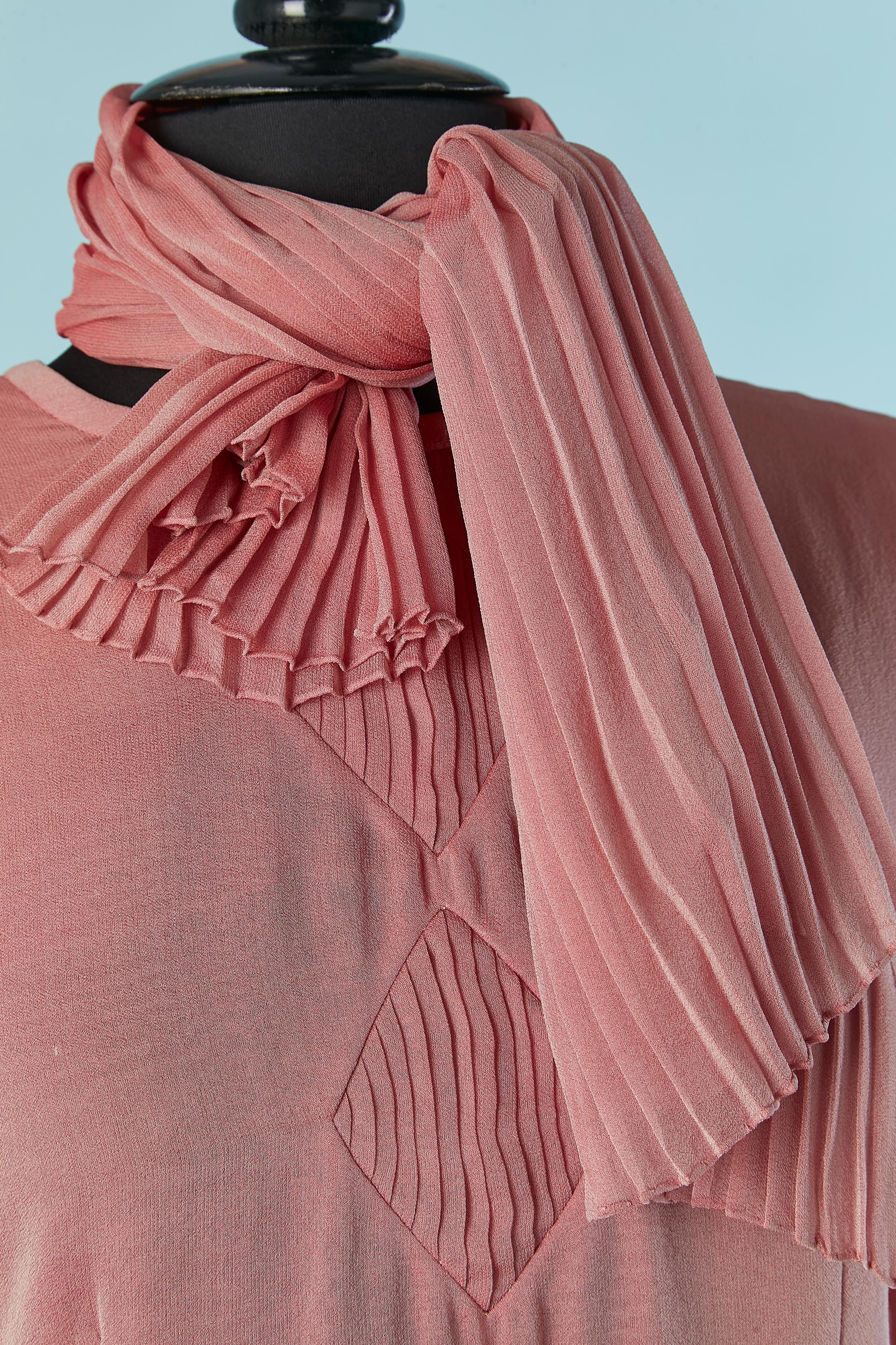 Manga de gasa de seda rosa pálido con trabajo de corte y pañuelo plisado de rayos de sol ANDRÉ LAUG Marrón en venta