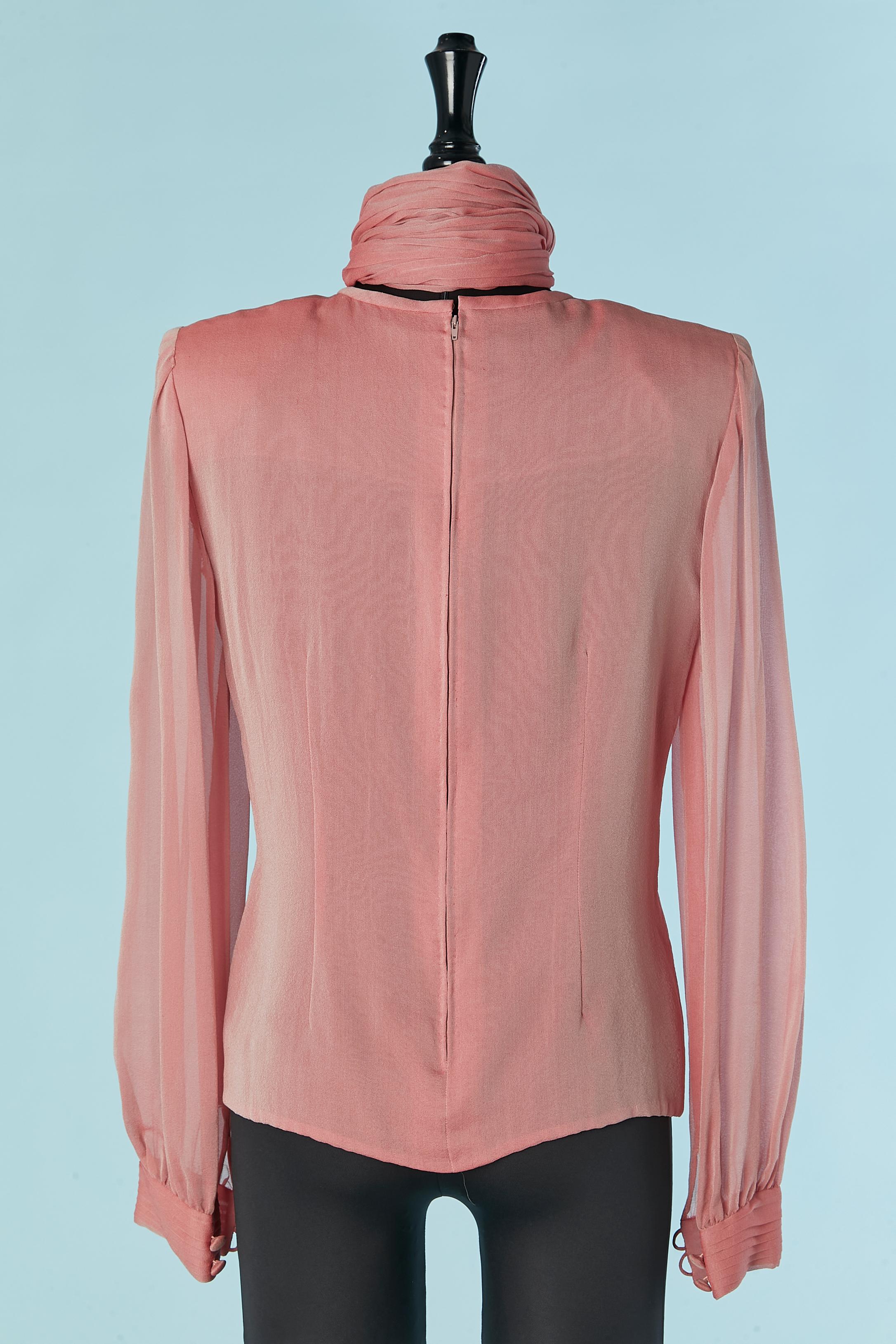 Manga de gasa de seda rosa pálido con trabajo de corte y pañuelo plisado de rayos de sol ANDRÉ LAUG en venta 1