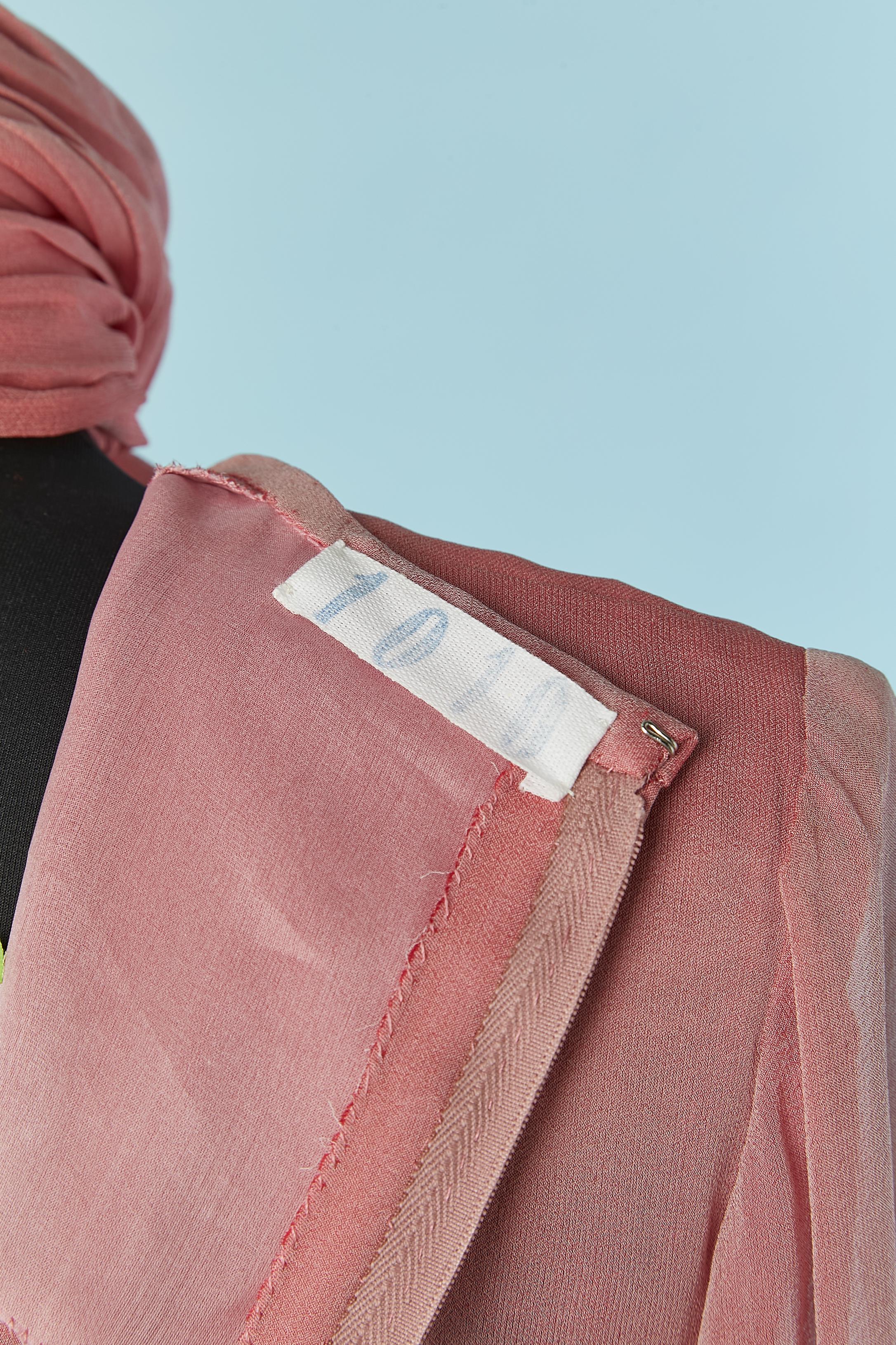 Manga de gasa de seda rosa pálido con trabajo de corte y pañuelo plisado de rayos de sol ANDRÉ LAUG en venta 2