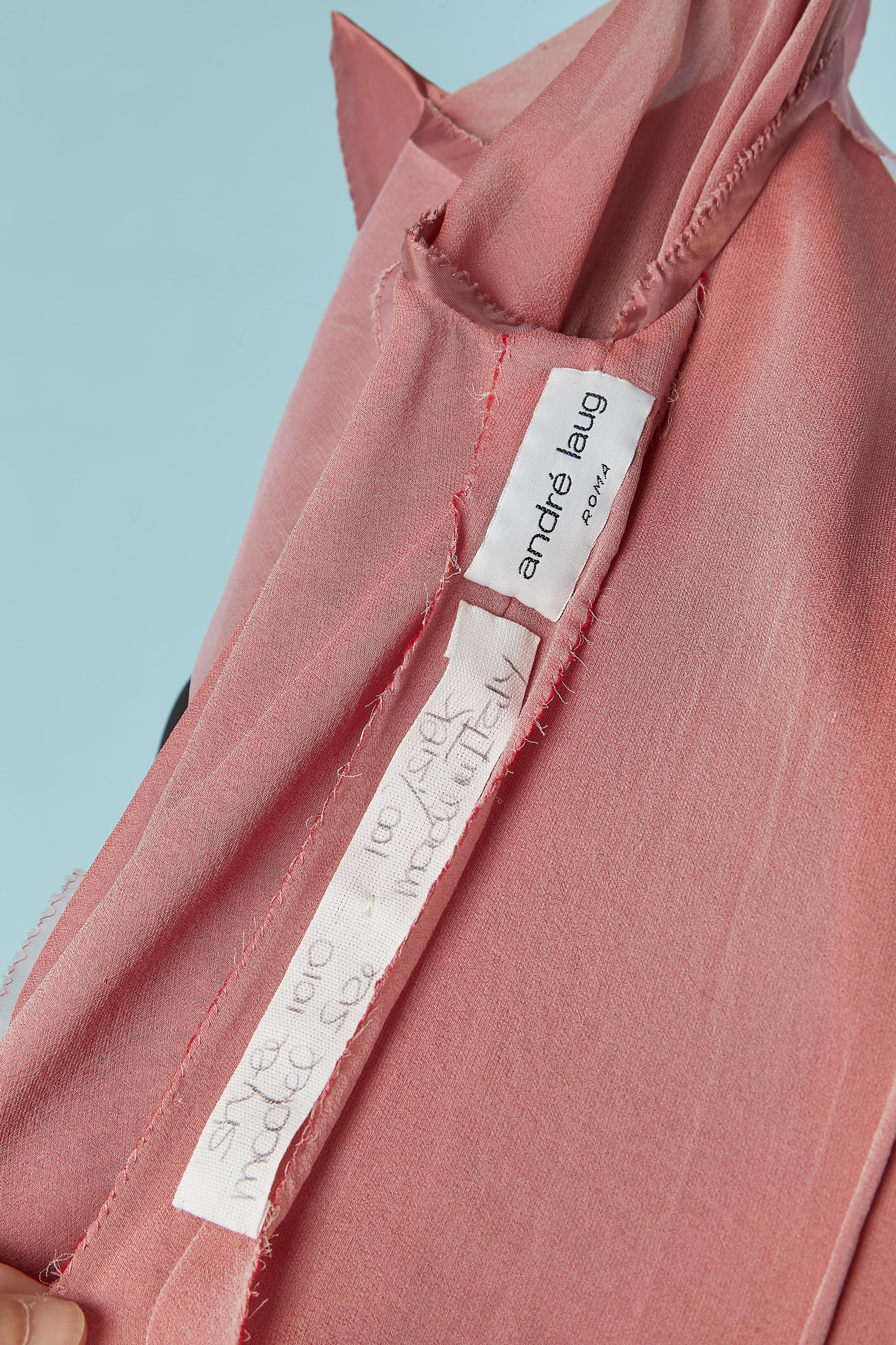 Manga de gasa de seda rosa pálido con trabajo de corte y pañuelo plisado de rayos de sol ANDRÉ LAUG en venta 3