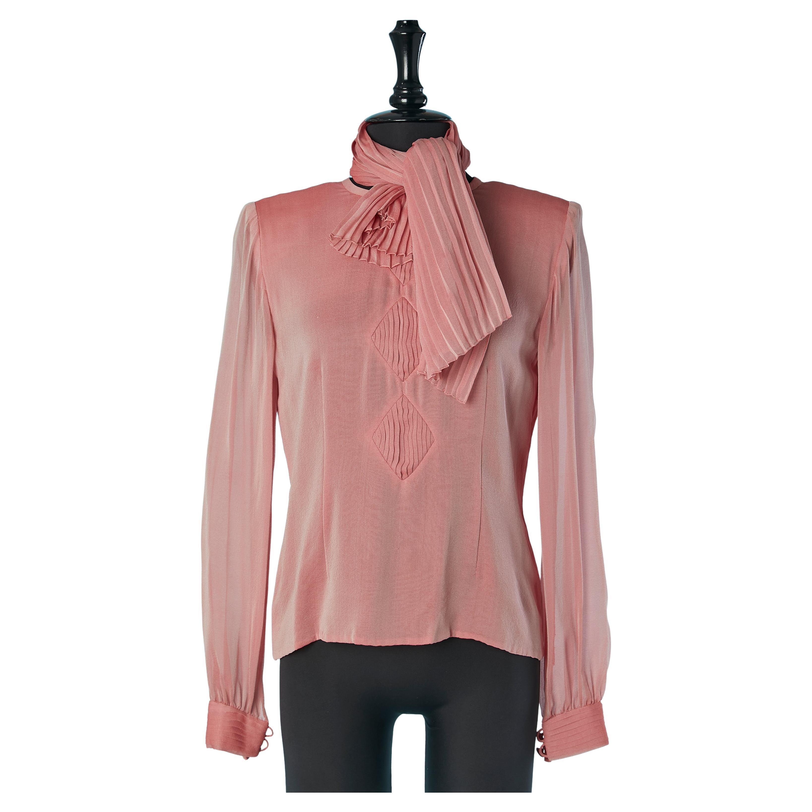 Manga de gasa de seda rosa pálido con trabajo de corte y pañuelo plisado de rayos de sol ANDRÉ LAUG en venta