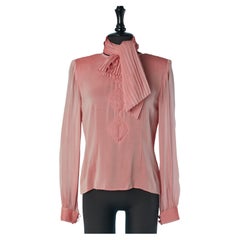 Manica in chiffon di seta rosa pallido con lavorazione a taglio e sciarpa plissettata a raggi di sole André Laug