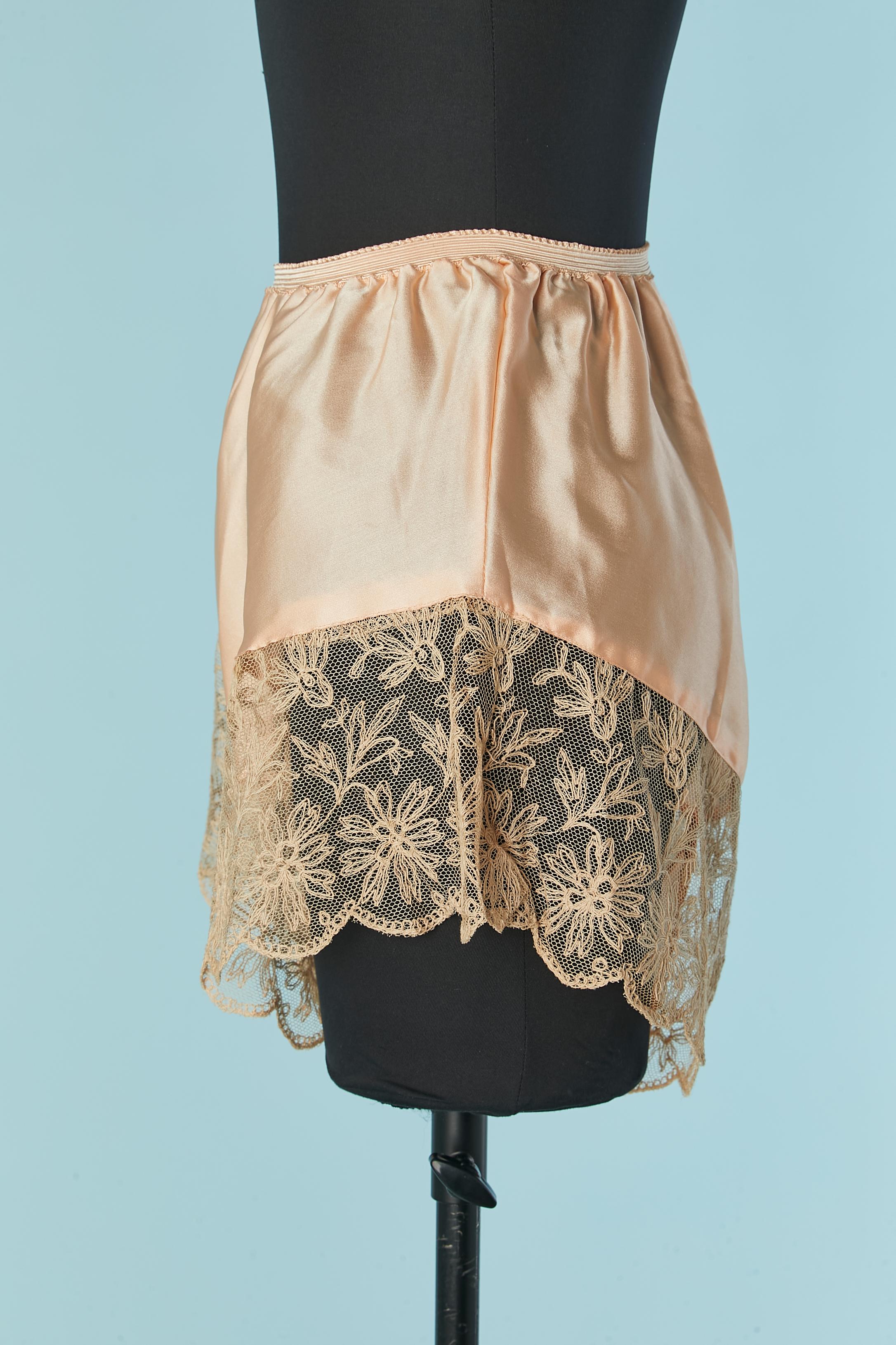 Pale pink silk panty with lace edge Circa 1940's In Good Condition For Sale In Saint-Ouen-Sur-Seine, FR