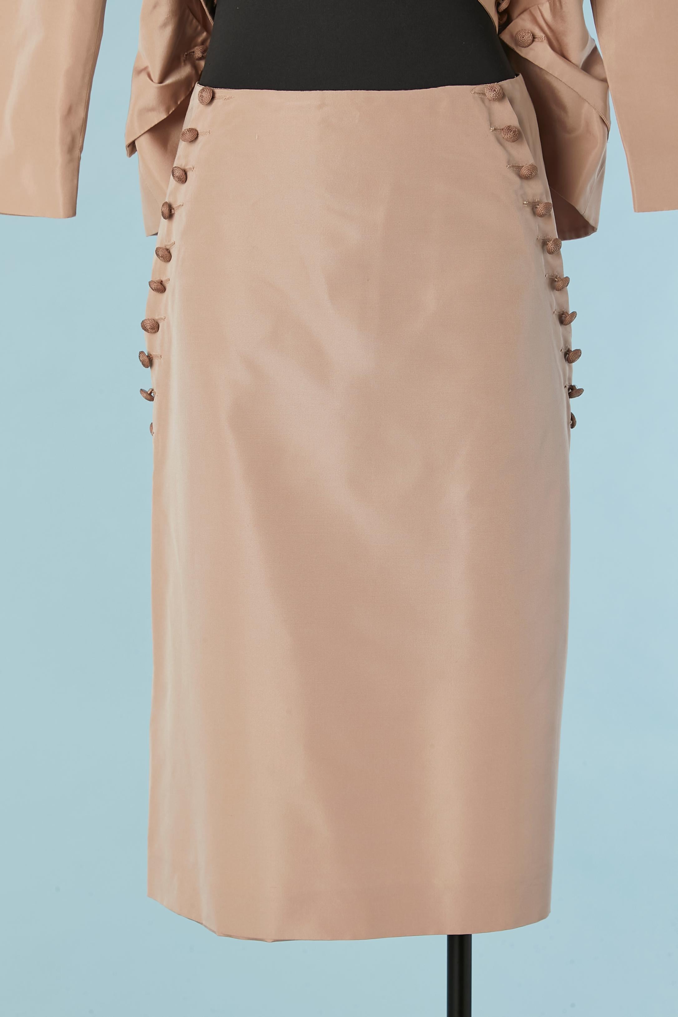Pale pink silk skirt suit with thread button embellishment Alexander McQueen  For Sale 4