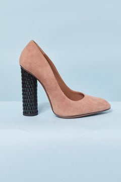 Stiletto in camoscio rosa pallido con tacco cannage rotondo nero ALAIA