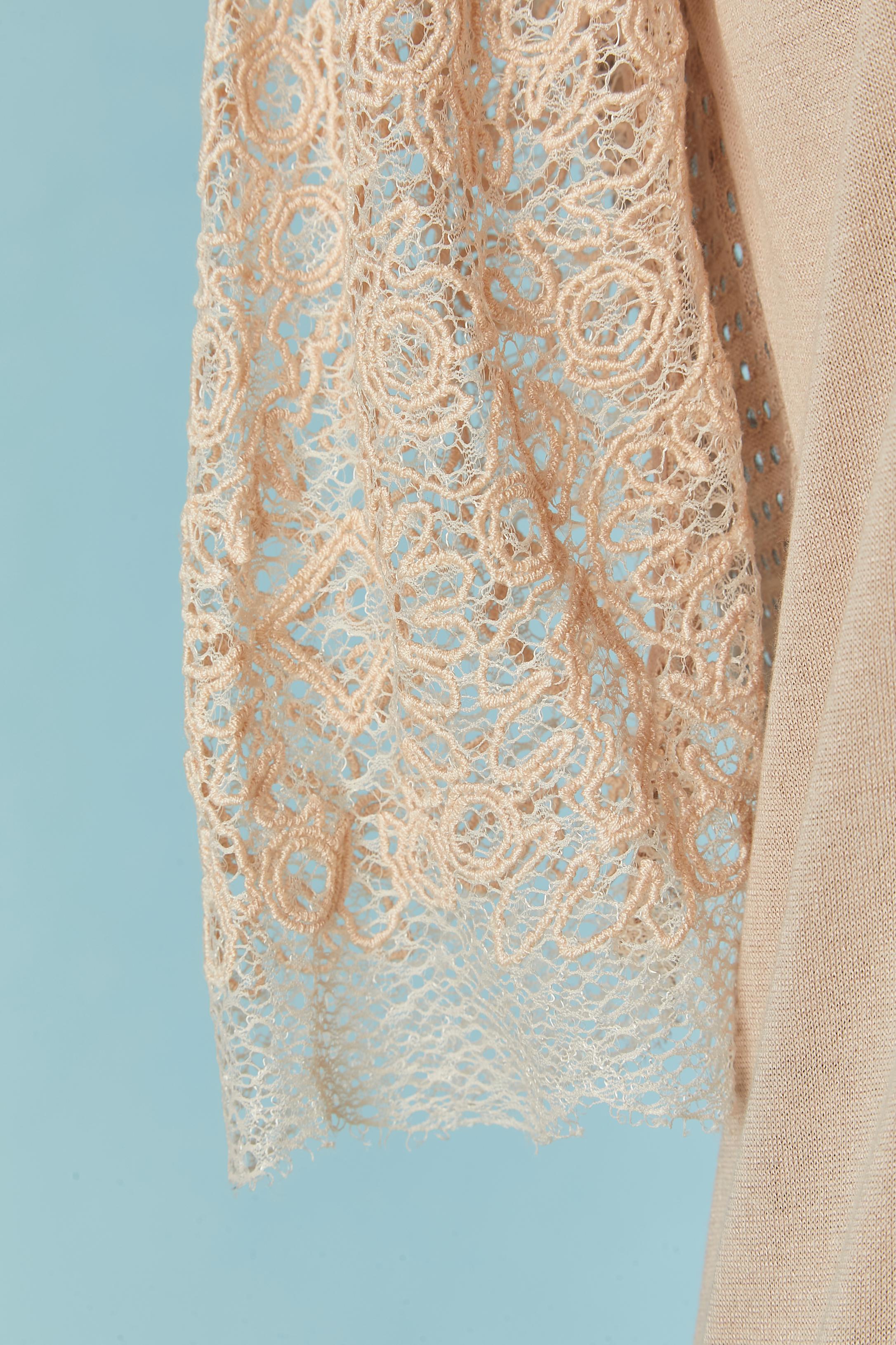 Pale pink thin knit and lace tee-shirt. Front and back knit composition: 59% silk, 41% cotton. Lace composition: 50% cotton, 30% rayon, 10% polyamide, 10% polyester. 
Raglan sleeve. 
SIZE L on tag but fit M/L  
