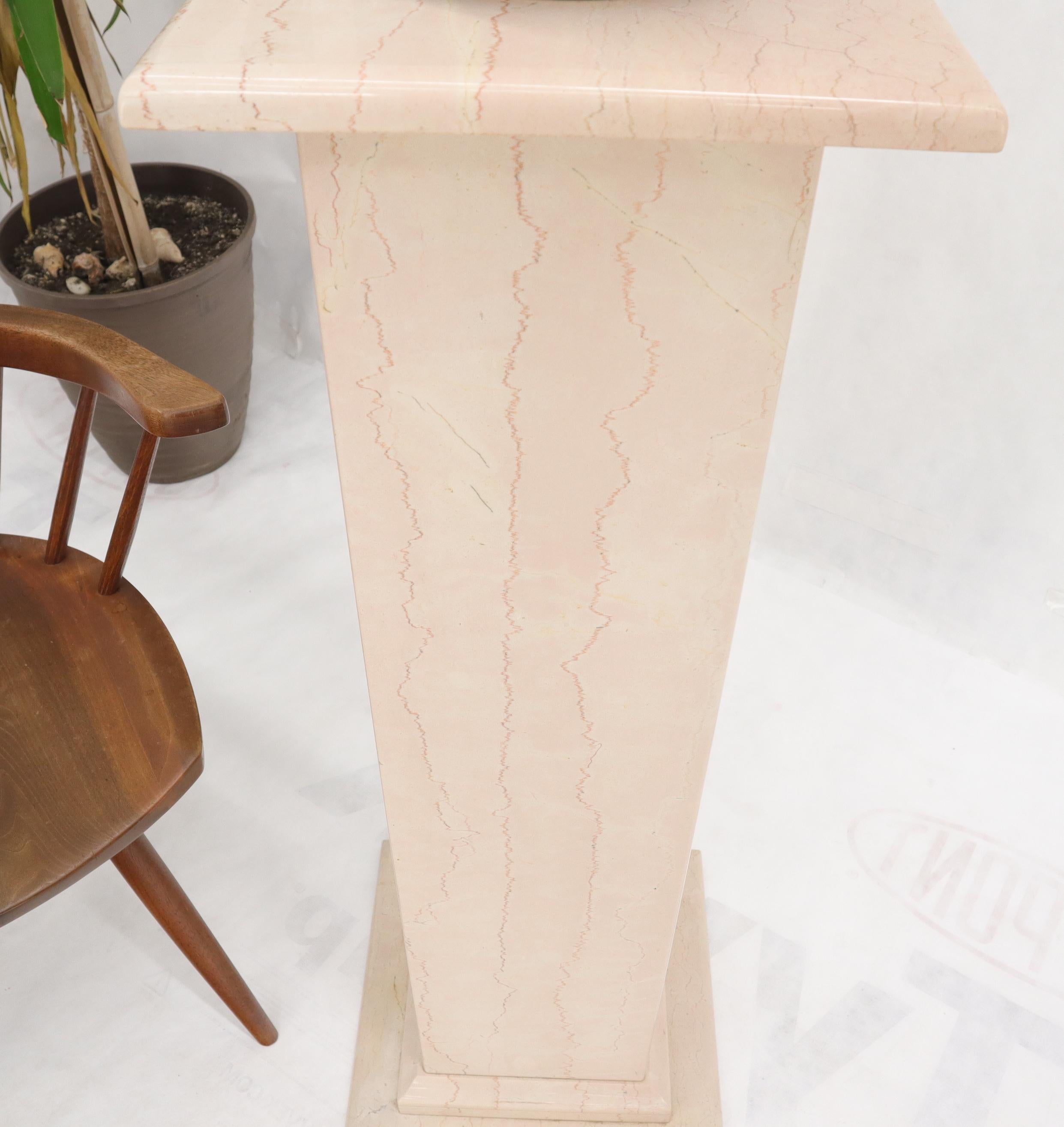 Poli Support à piédestal carré en marbre rose pâle à blanc en vente