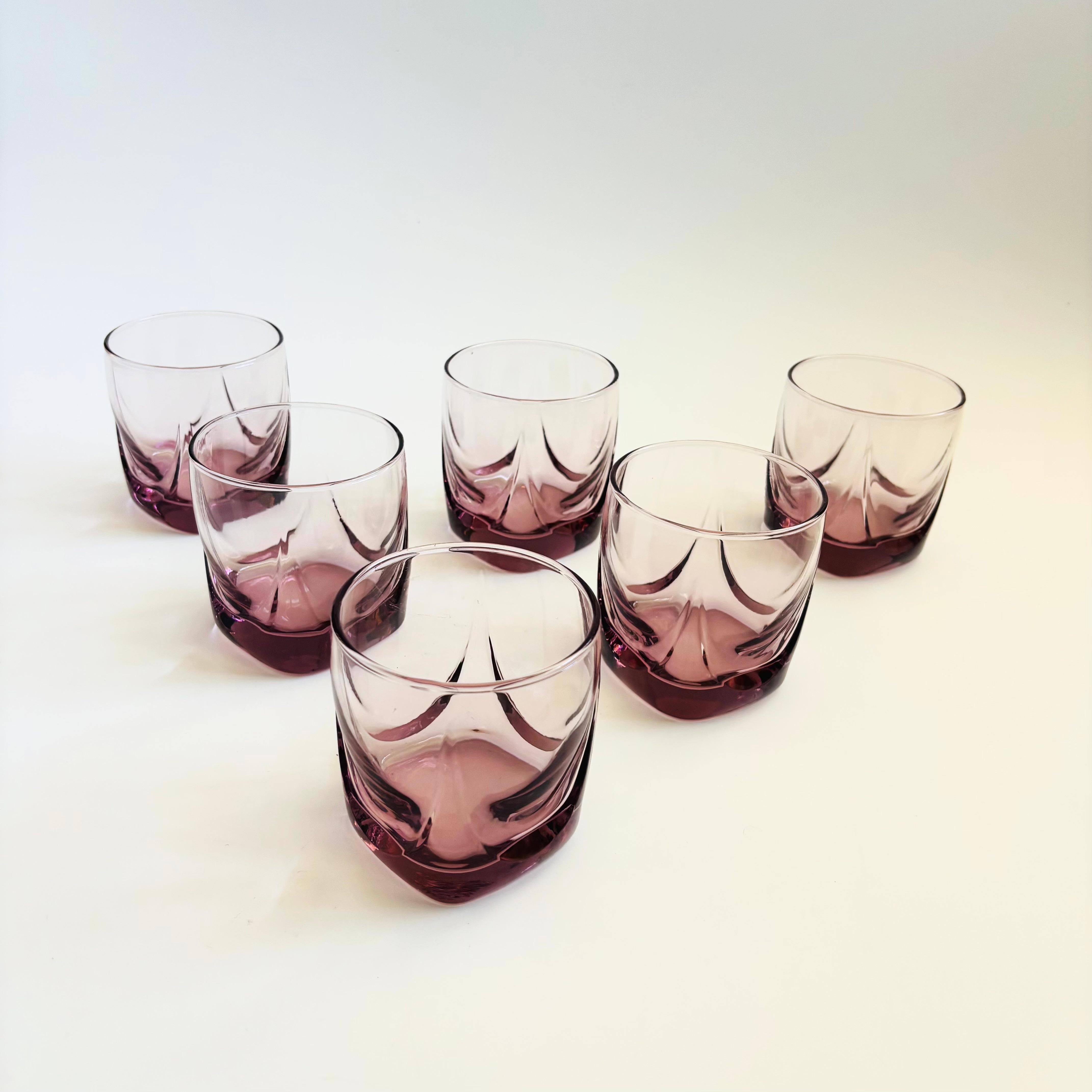 Un juego de 6 preciosos vasos bajos vintage de color morado pálido. Fabricada con el patrón Ciruela Imperial de Libbey. Bases lastradas con un bonito diseño en el cristal.

