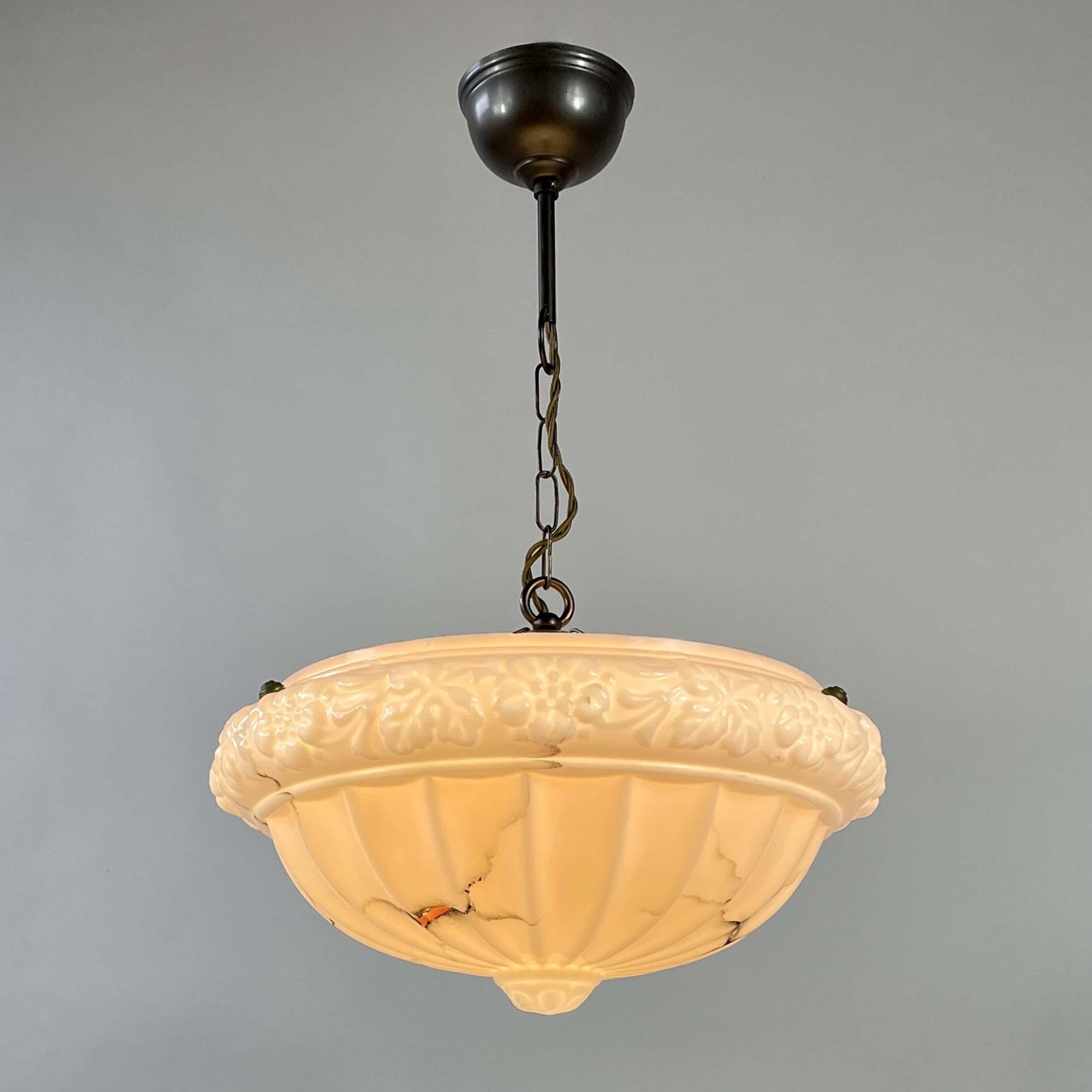 Colgante de vidrio jaspeado rosa pálido, Suecia Años 20 a 30 Art Decó en venta