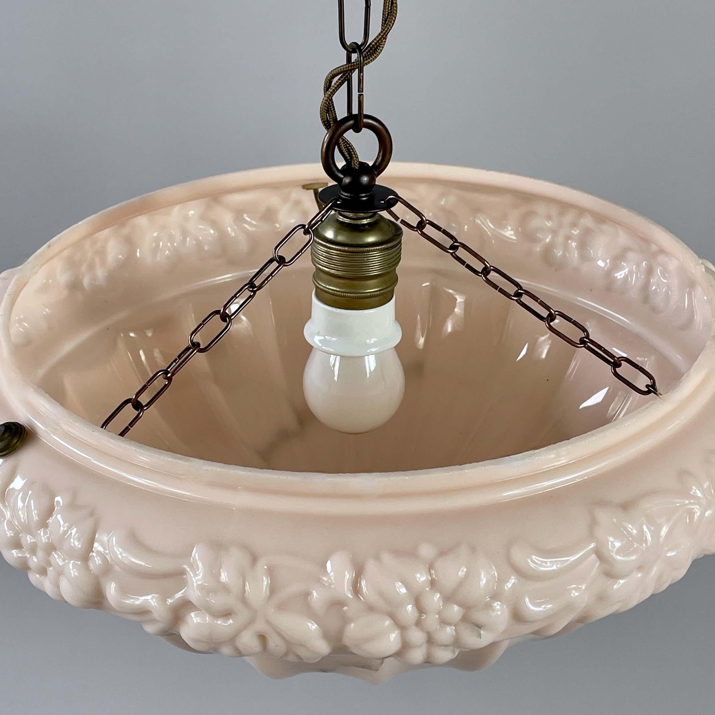 Colgante de vidrio jaspeado rosa pálido, Suecia Años 20 a 30 principios del siglo XX en venta