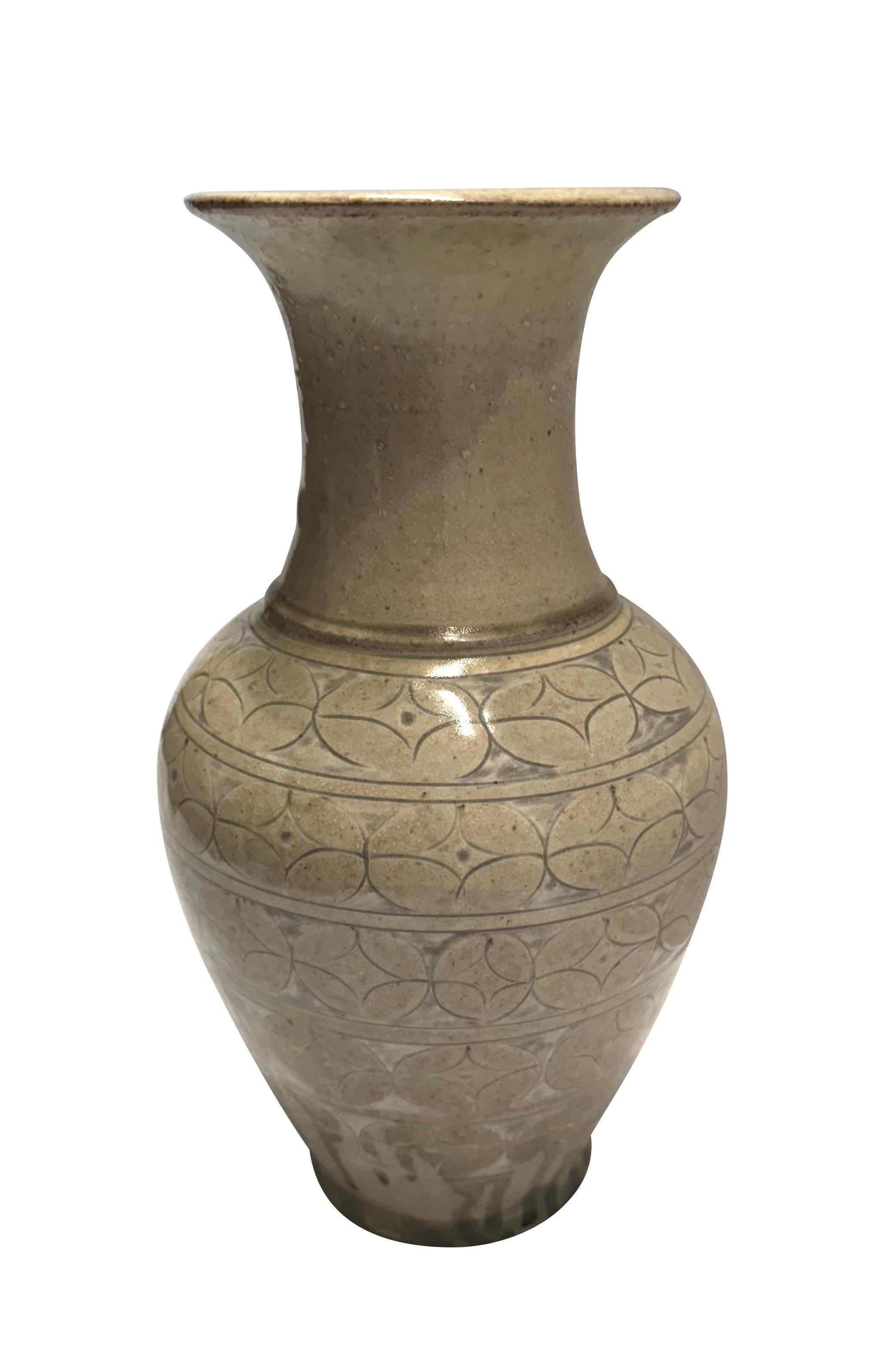 Vase chinois contemporain à motifs géométriques.
Large ouverture de la bouche avec un col en forme de tulipe.
Crème pâle avec du gris.
Base décorative.

