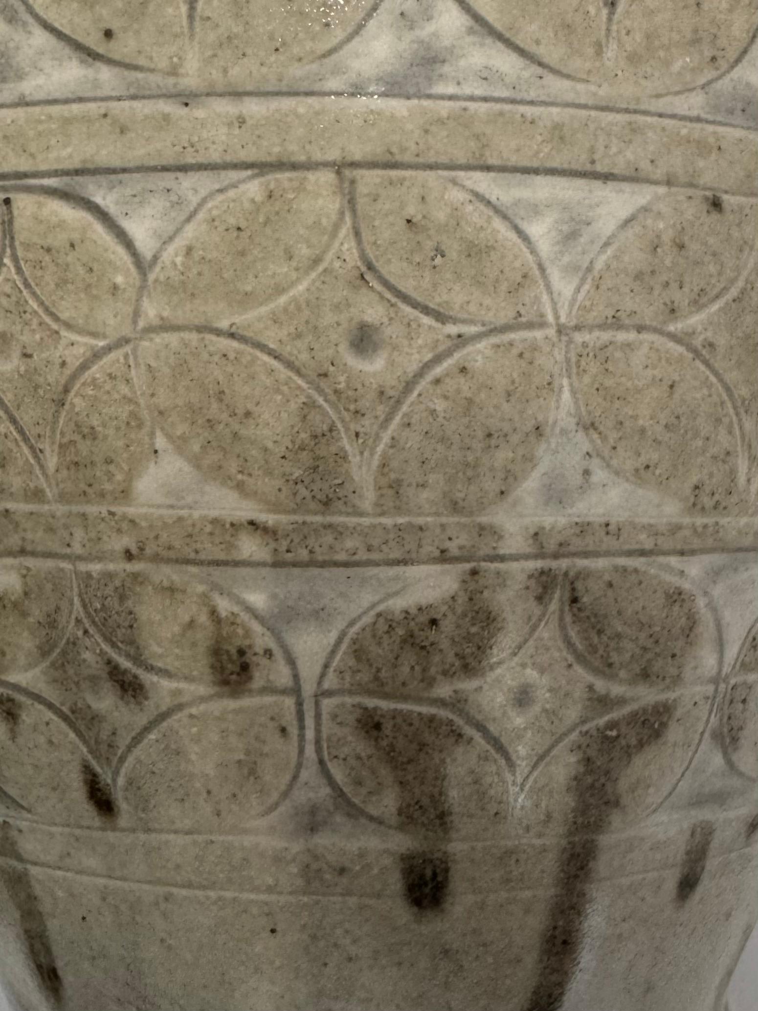 Vase à large ouverture, couleur Sage pâle, design géométrique, Chine, contemporain Neuf - En vente à New York, NY
