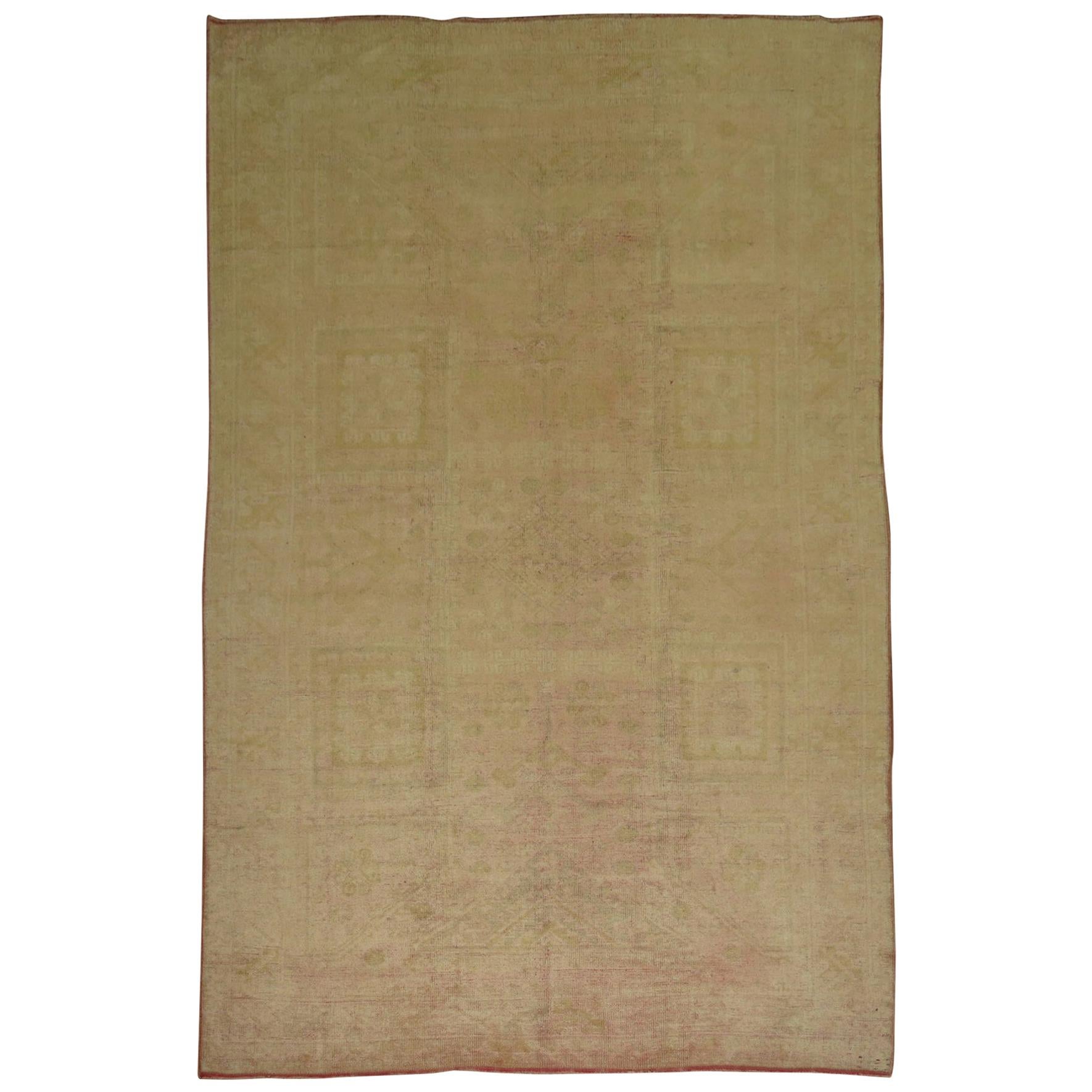 Tapis d'Oushak turc vintage couleur saumon pâle en vente