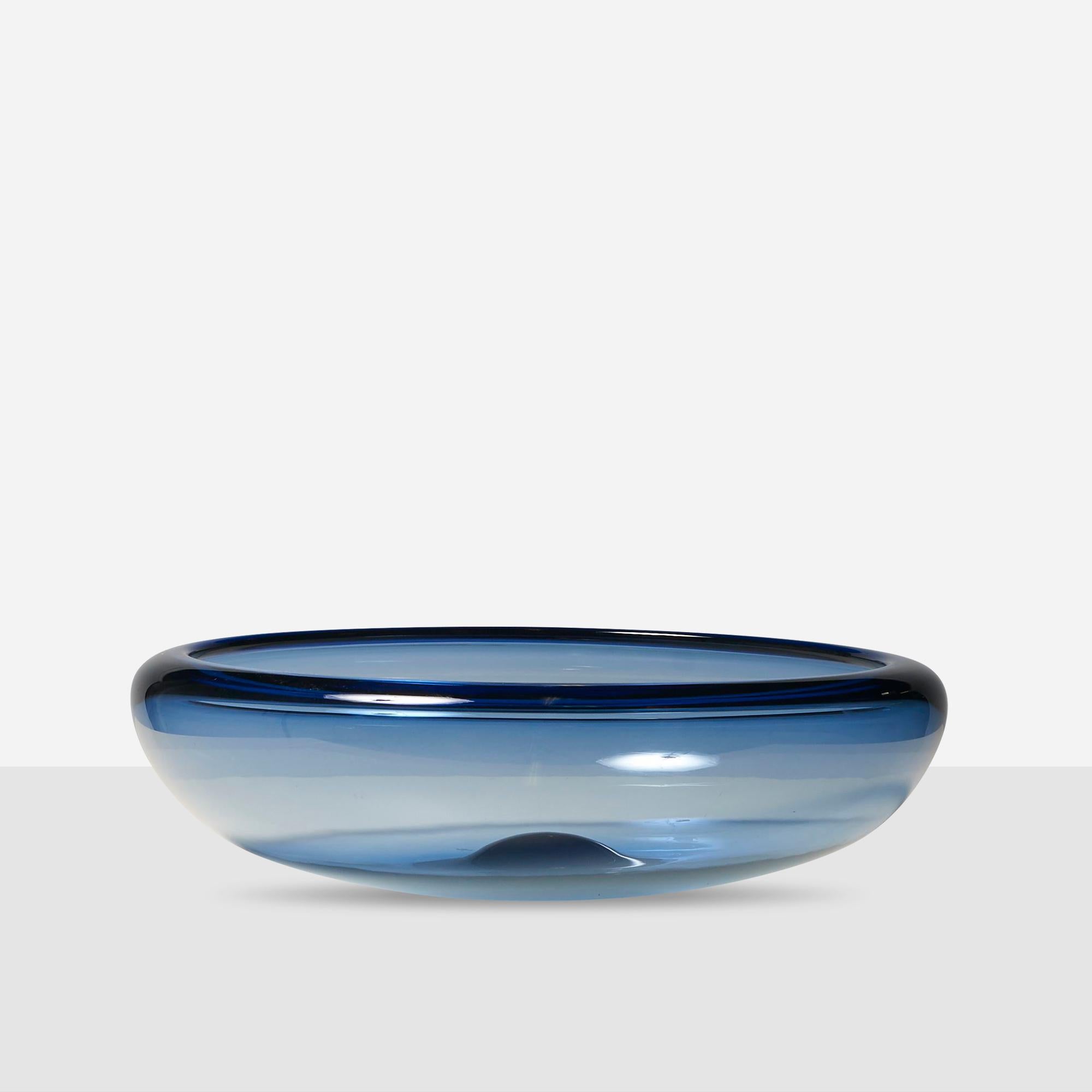 Schale mit blassem Saphirblau von Per Lutken (Moderne) im Angebot