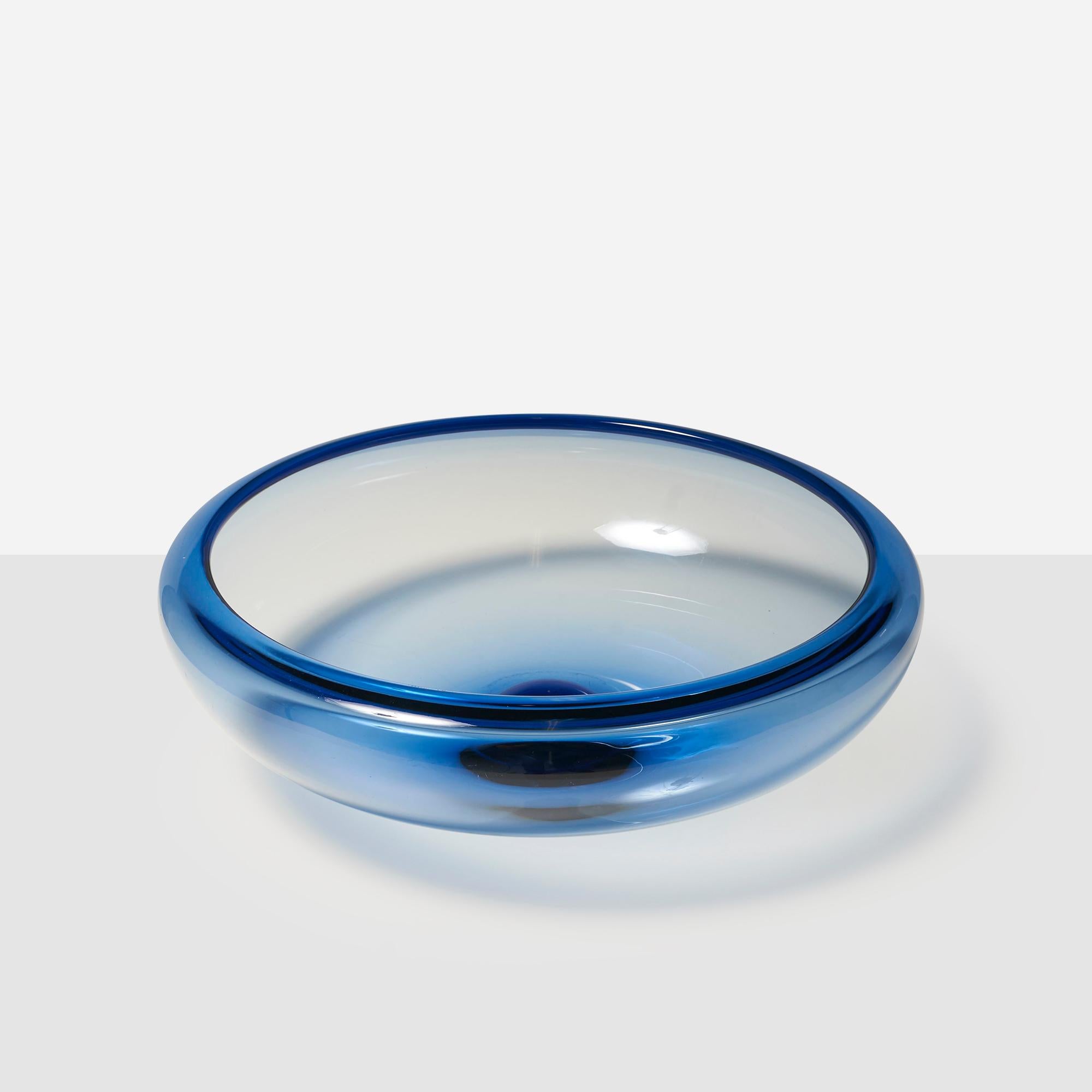 Schale mit blassem Saphirblau von Per Lutken (Dänisch) im Angebot
