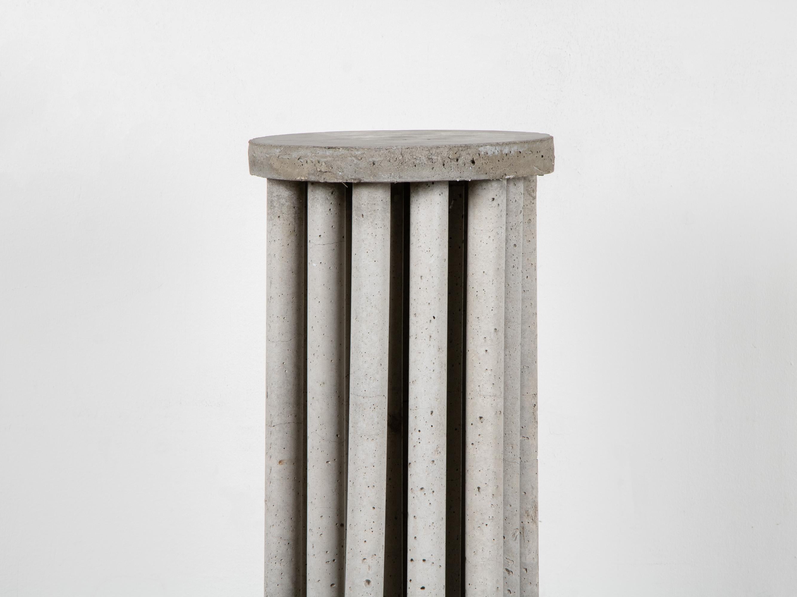 Moderne Table d'appoint sculptée Påle de Lucas Morten en vente