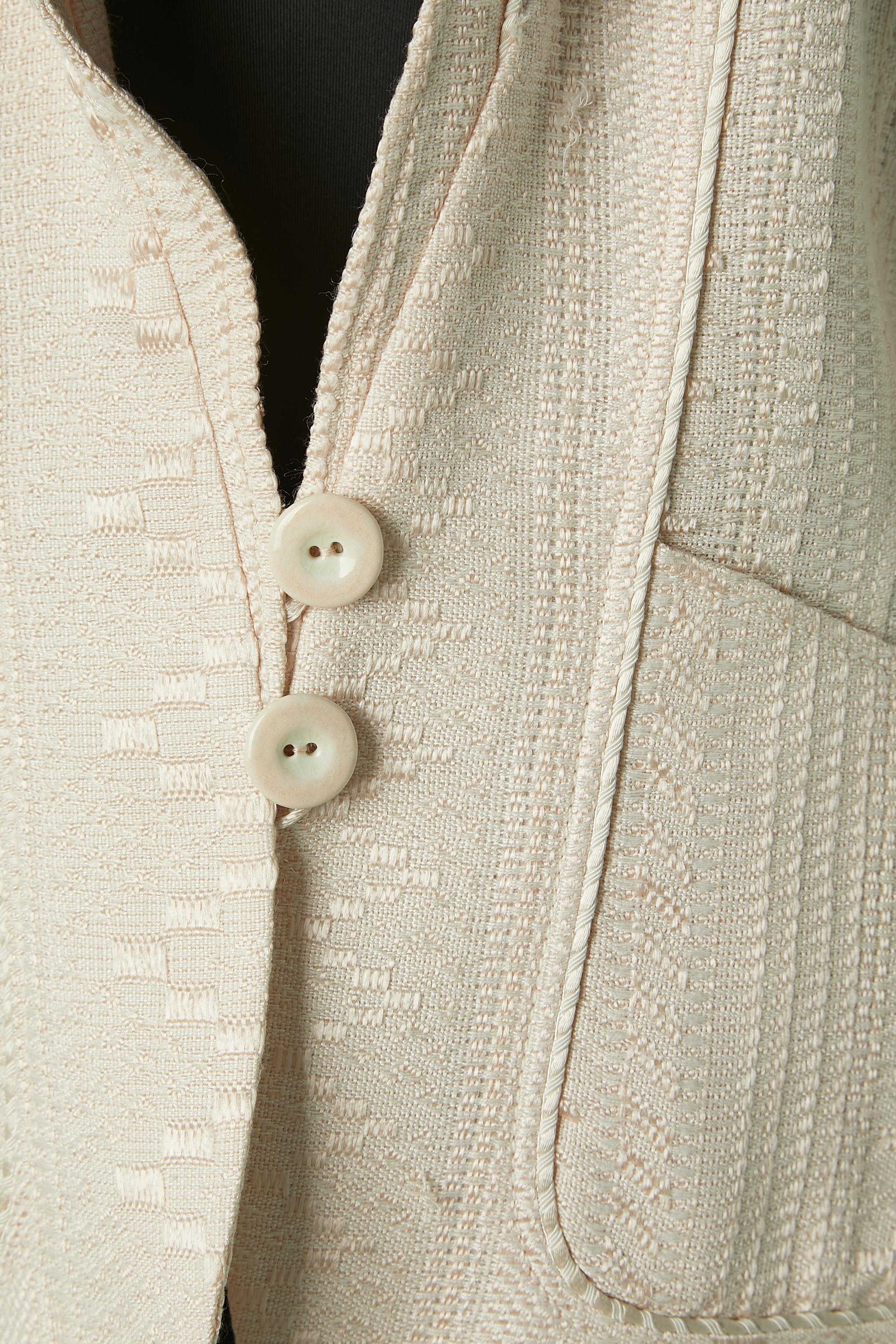Pale single-breasted jacquard jacket. No fabric composition tag but probably rayon ( Shell and lining) The lining has stripes print 
Button and buttonhole in the middle front. 
SIZE L 