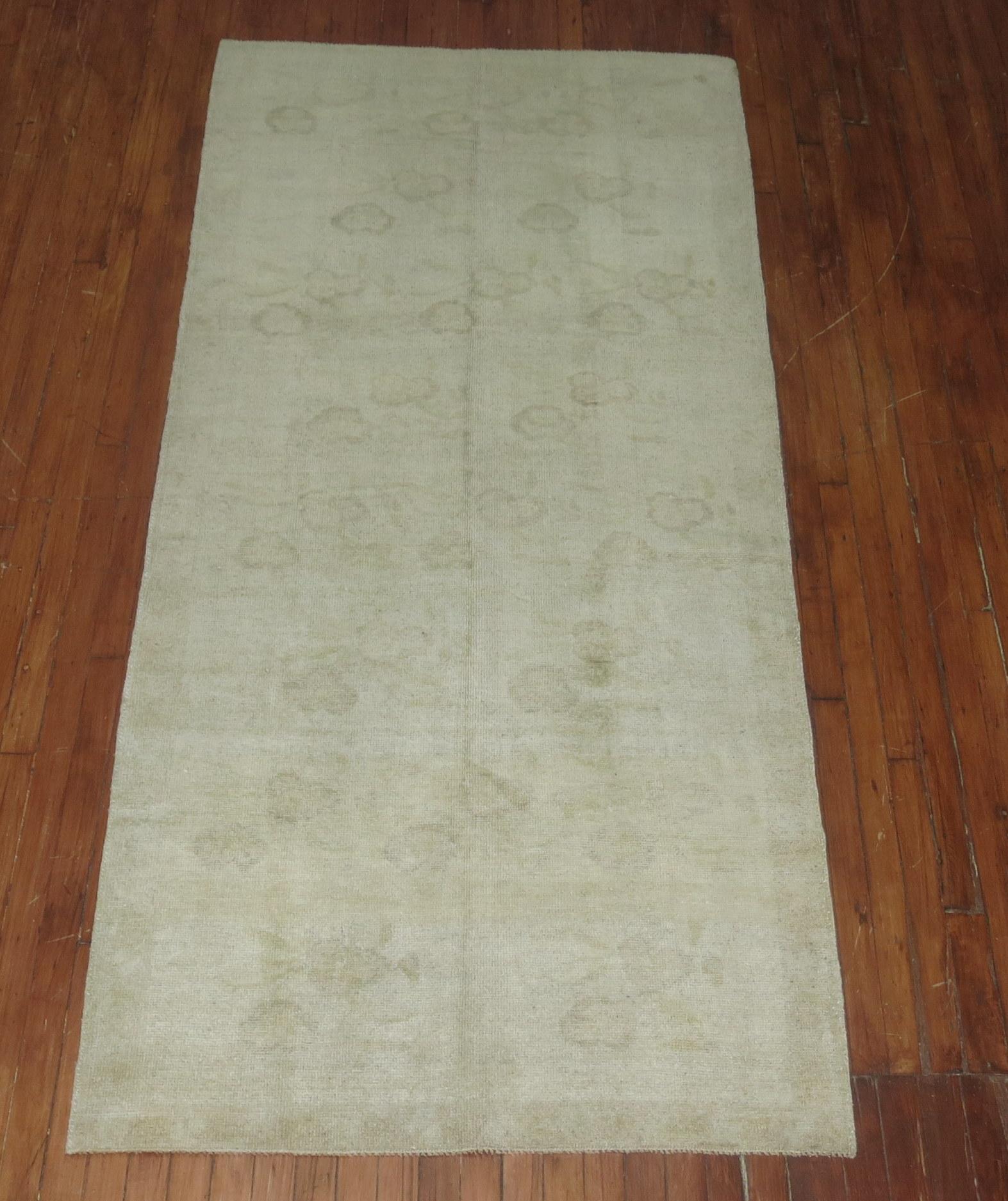 A pretty Turkish Oushak with a soft, muted all-over floral design. you can barely see the design

Measures: 3'9'' x 8'4''.