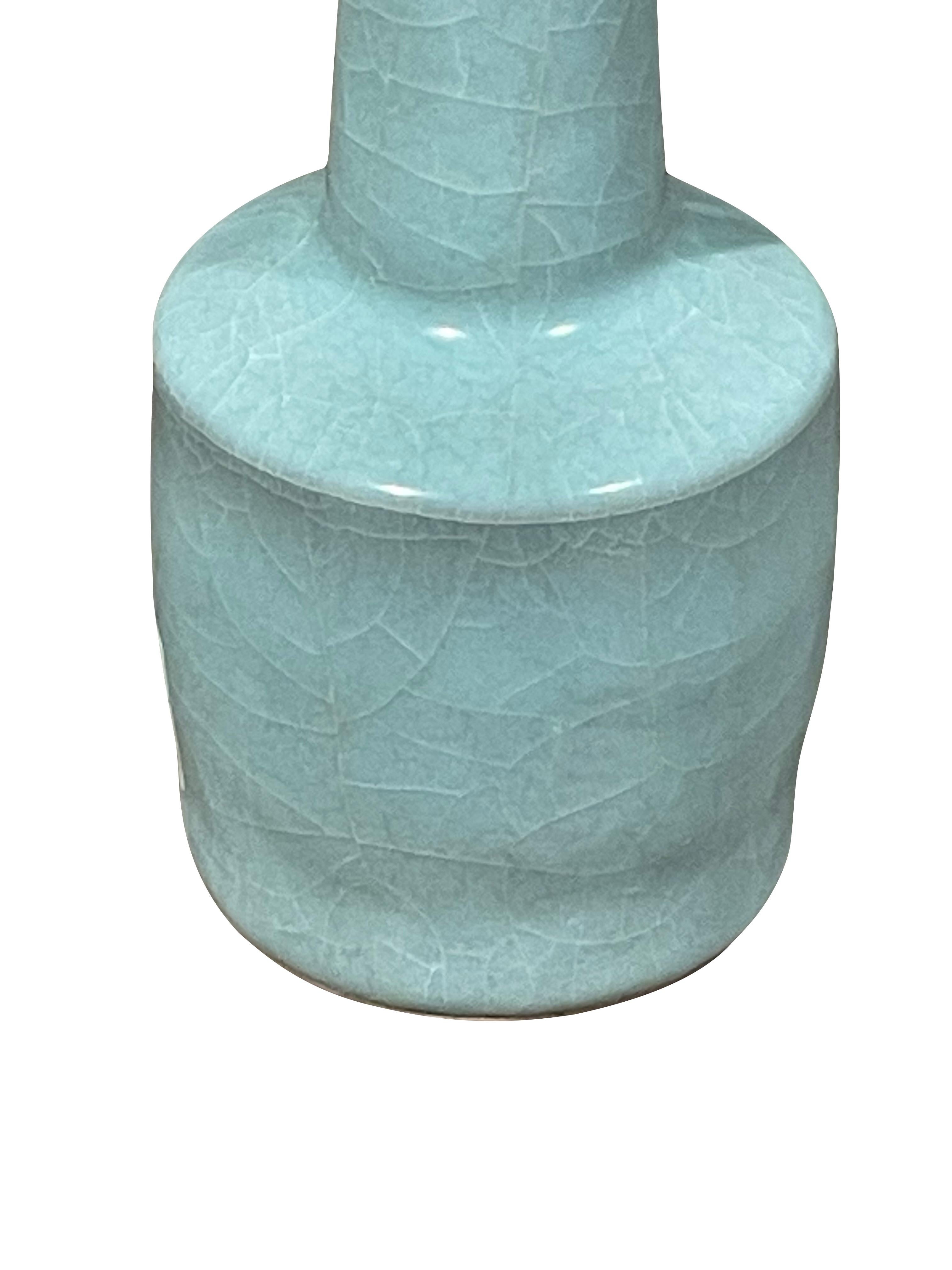 Chinois Vase à col d'entonnoir en forme de bouteille, turquoise pâle, Chine, contemporain en vente