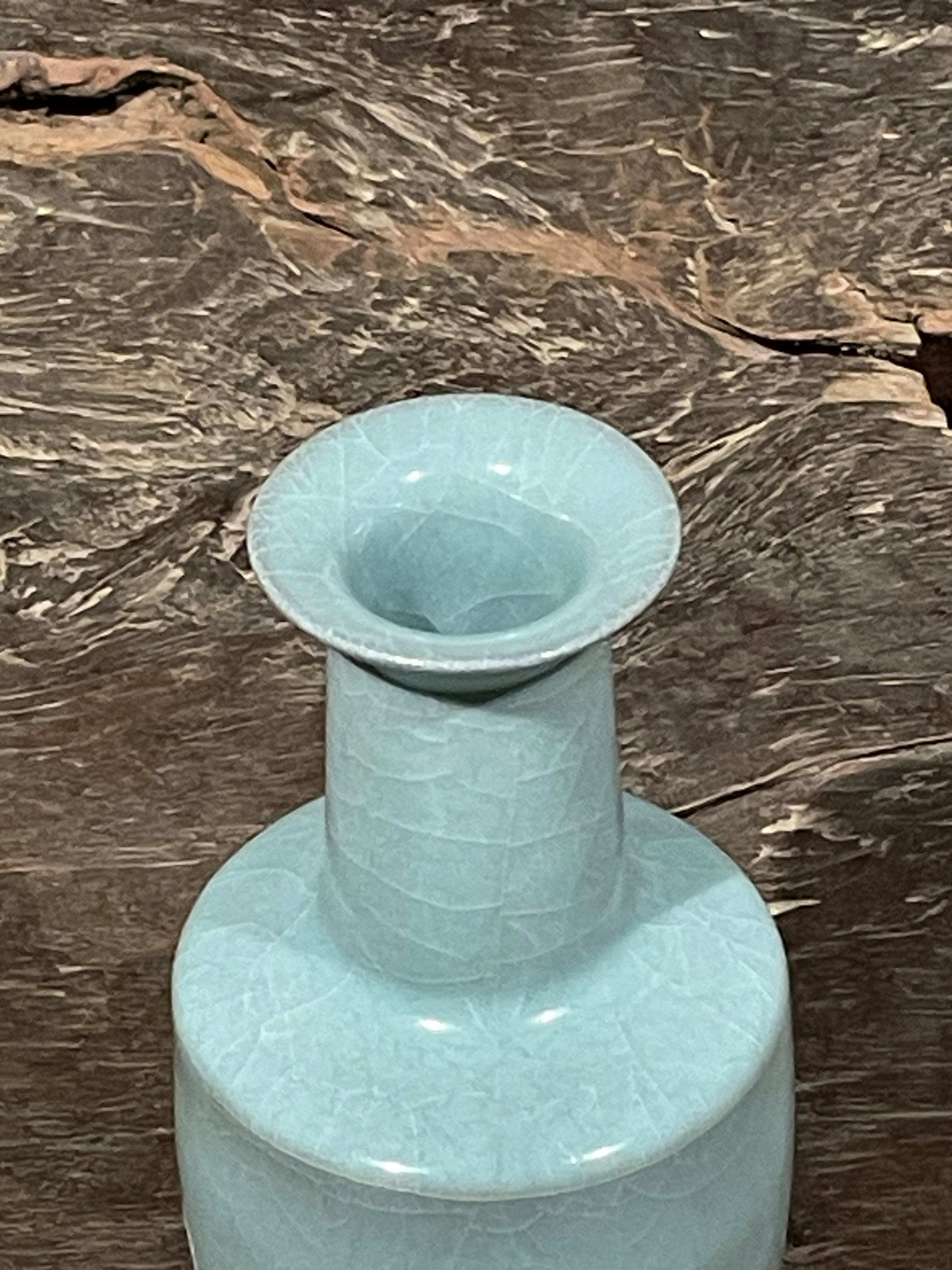 Vase à col d'entonnoir en forme de bouteille, turquoise pâle, Chine, contemporain Neuf - En vente à New York, NY