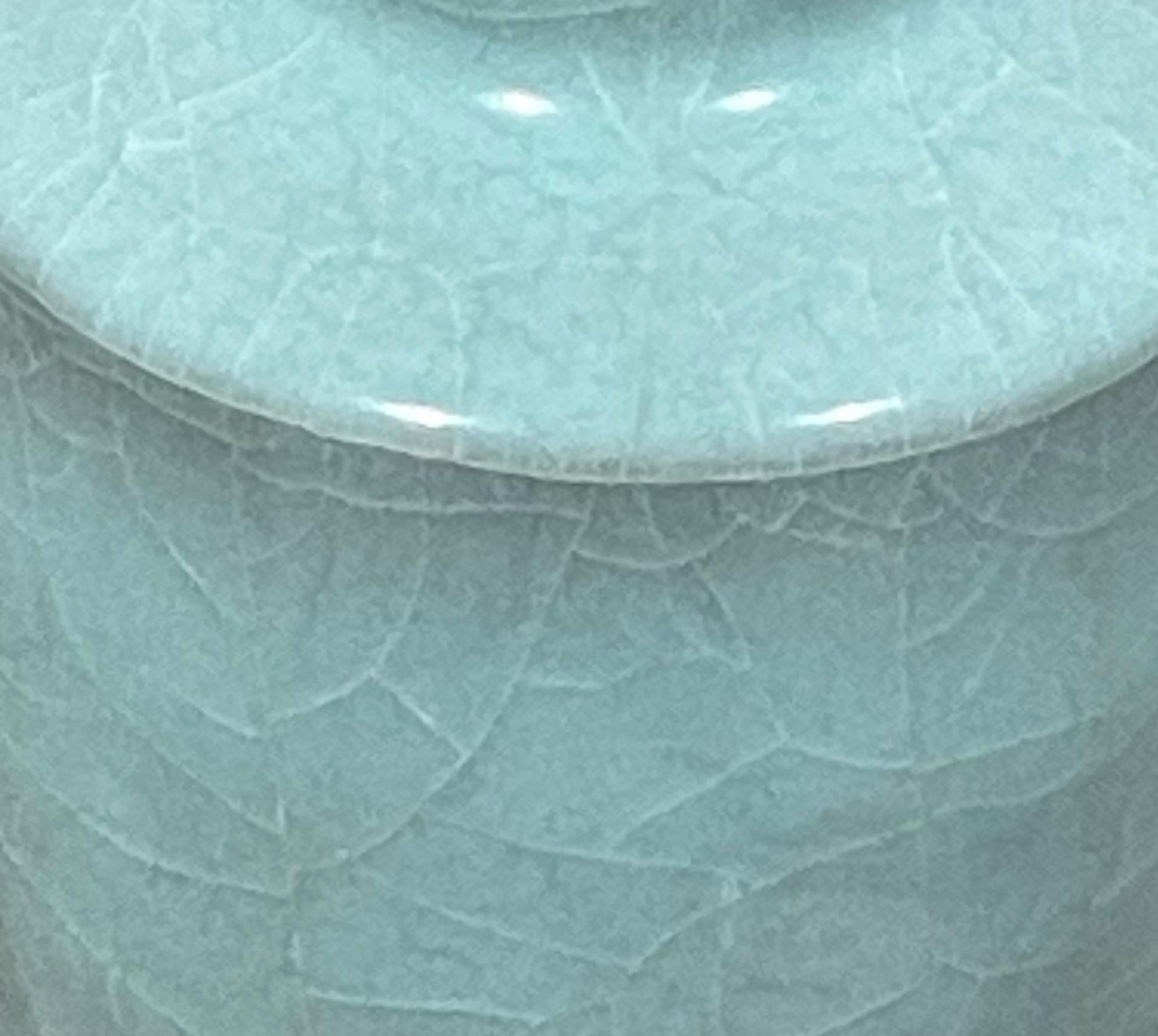 XXIe siècle et contemporain Vase à col d'entonnoir en forme de bouteille, turquoise pâle, Chine, contemporain en vente