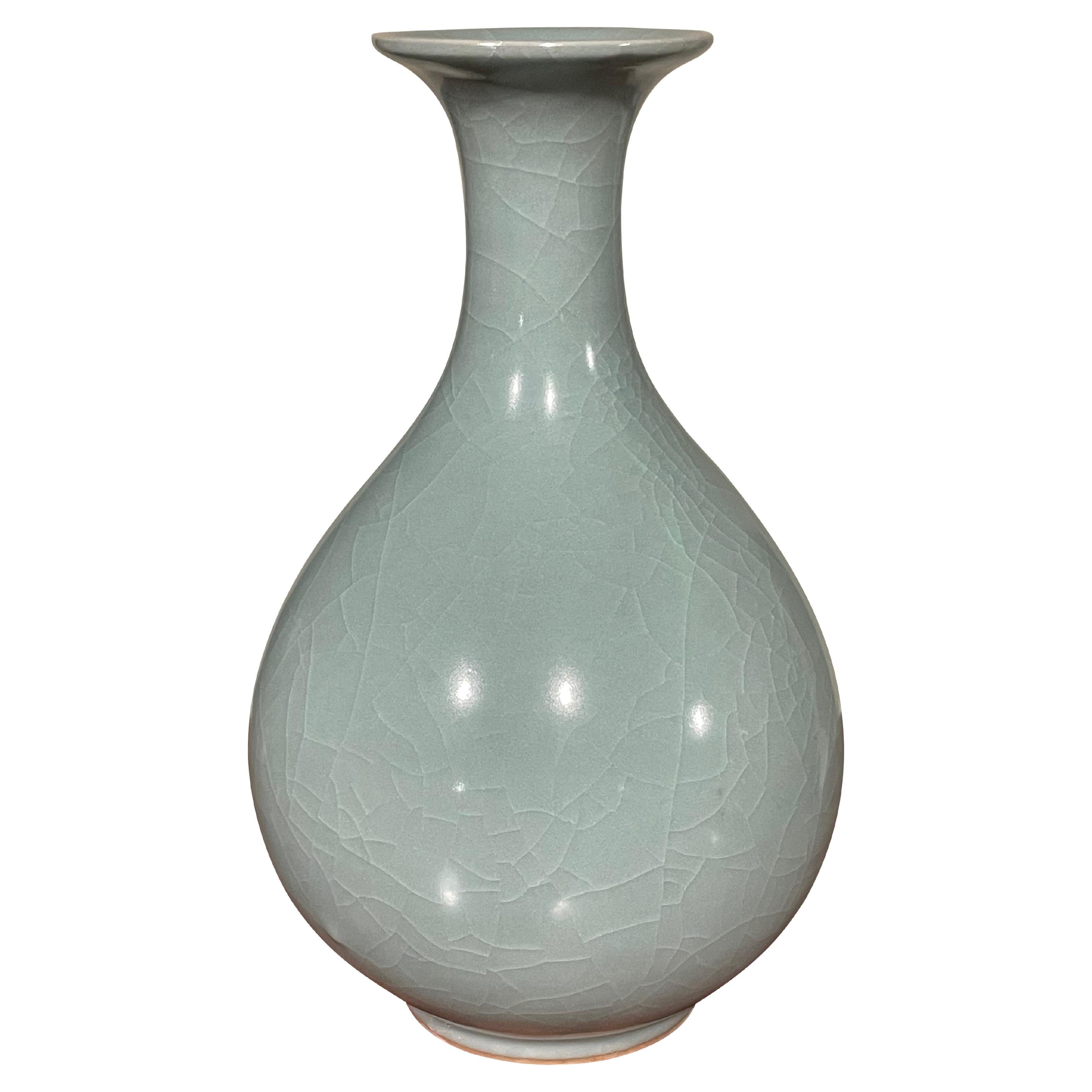 Vase de forme classique à fond arrondi en turquoise pâle, Chine, contemporain en vente
