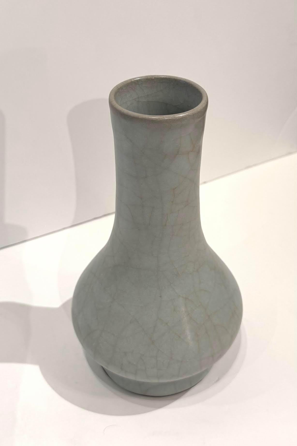Cinese Vaso a collo d'imbuto a contrasto turchese pallido, Cina, Contemporaneo in vendita