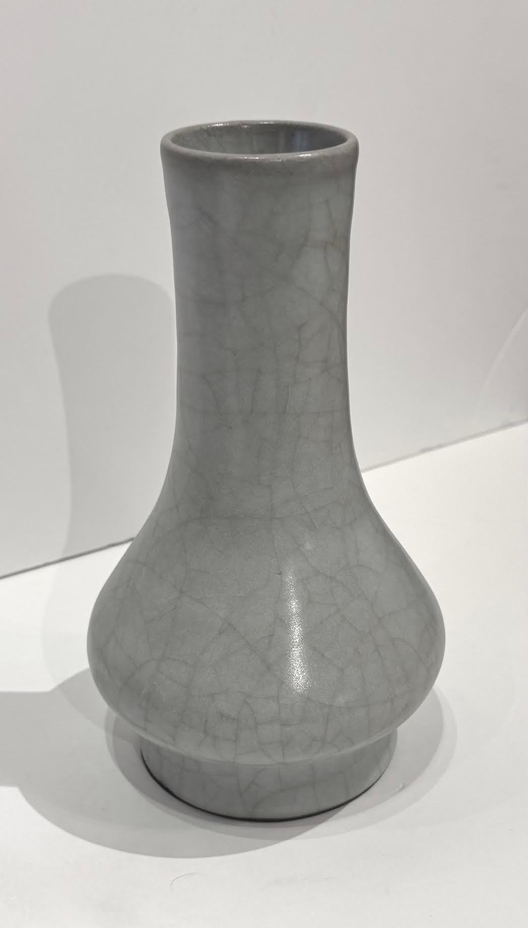 Vaso a collo d'imbuto a contrasto turchese pallido, Cina, Contemporaneo In condizioni Nuovo in vendita a New York, NY