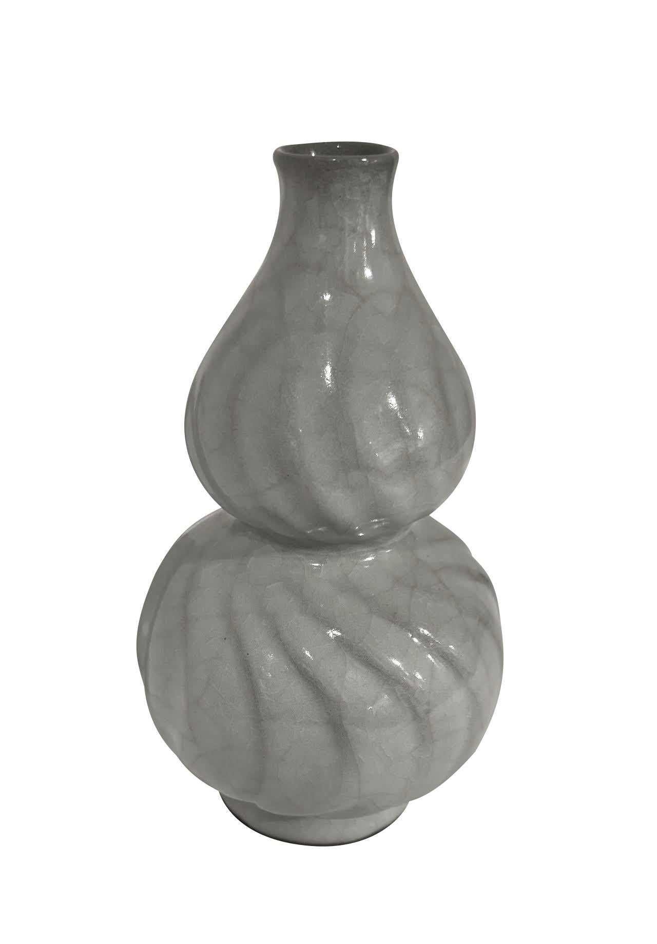Vaso cinese contemporaneo di colore turchese chiaro.
Smalto crepla a contrasto.
Forma a zucca con design a spirale.
Uno dei tanti di una grande collezione.
