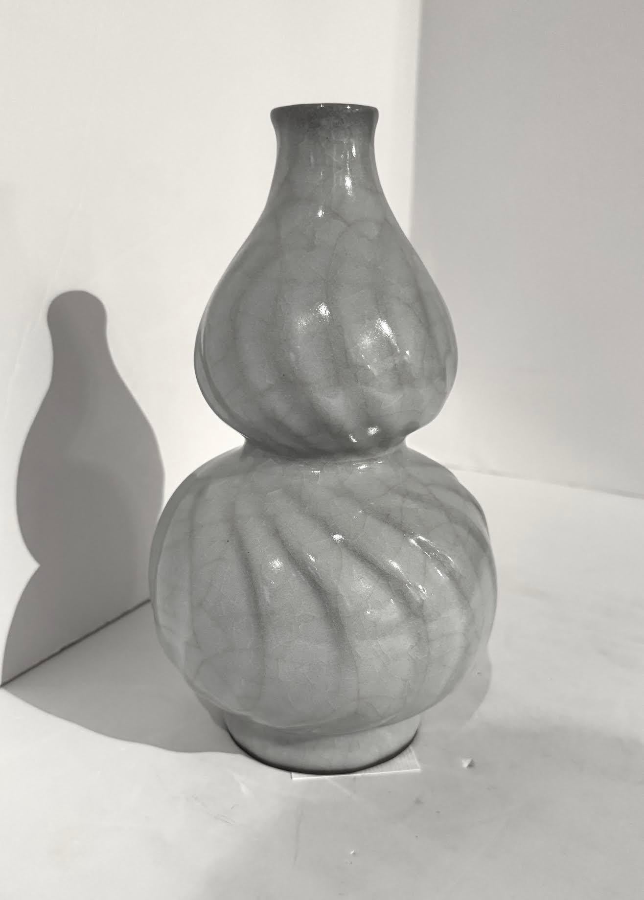 Vaso a forma di zucca in contrasto con il turchese pallido, Cina, Contemporaneo In condizioni Nuovo in vendita a New York, NY