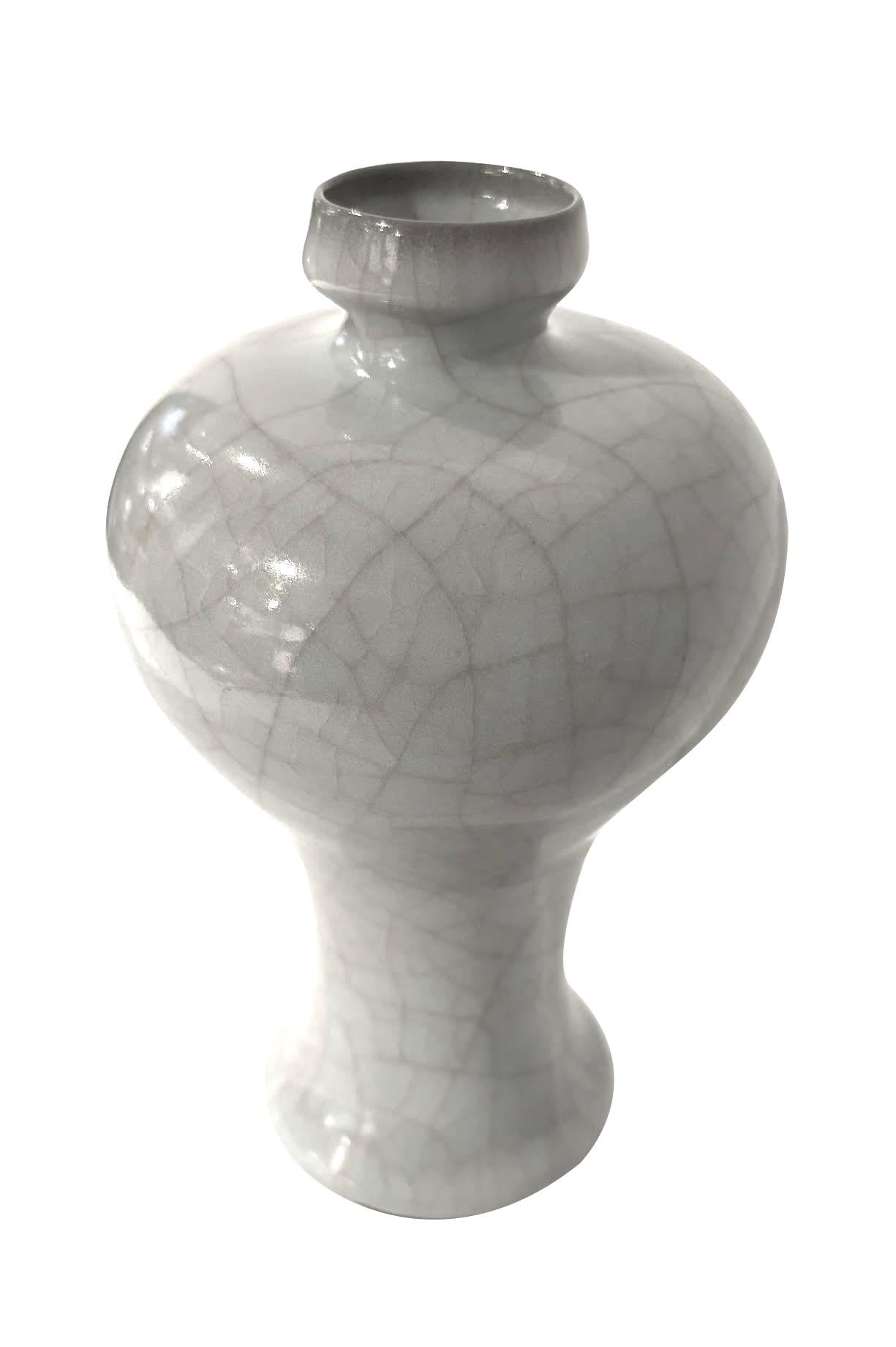 Vase contemporain chinois de couleur turquoise pâle.
Glace craquelée contrastée.
Large bec verseur ouvrant en forme de verre d'heure.
Un exemplaire parmi d'autres d'une grande collection.
