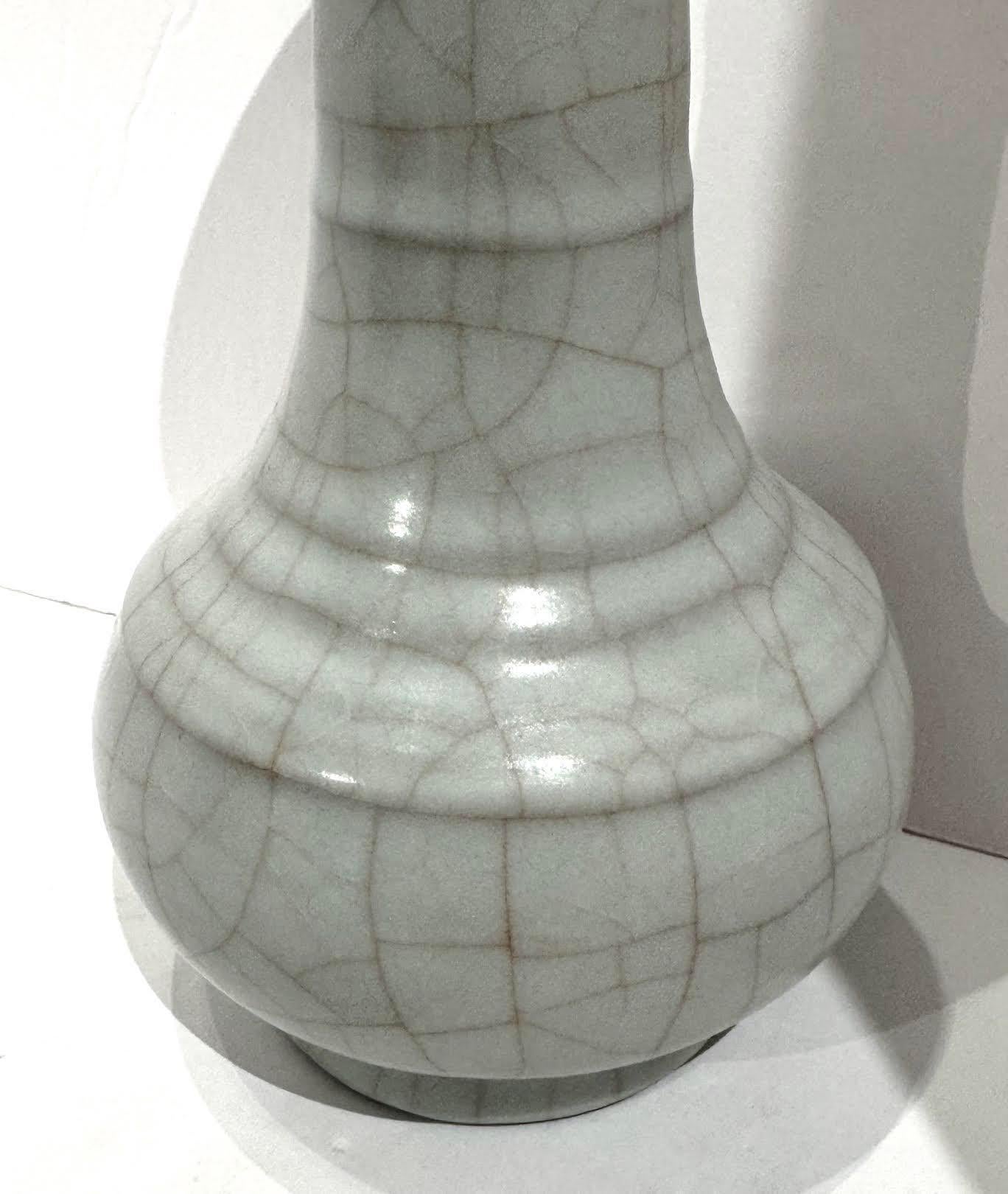 Chinois Vase à col entonnoir en côtes craquelées contrastées turquoise pâle, Chine, Contemporain en vente