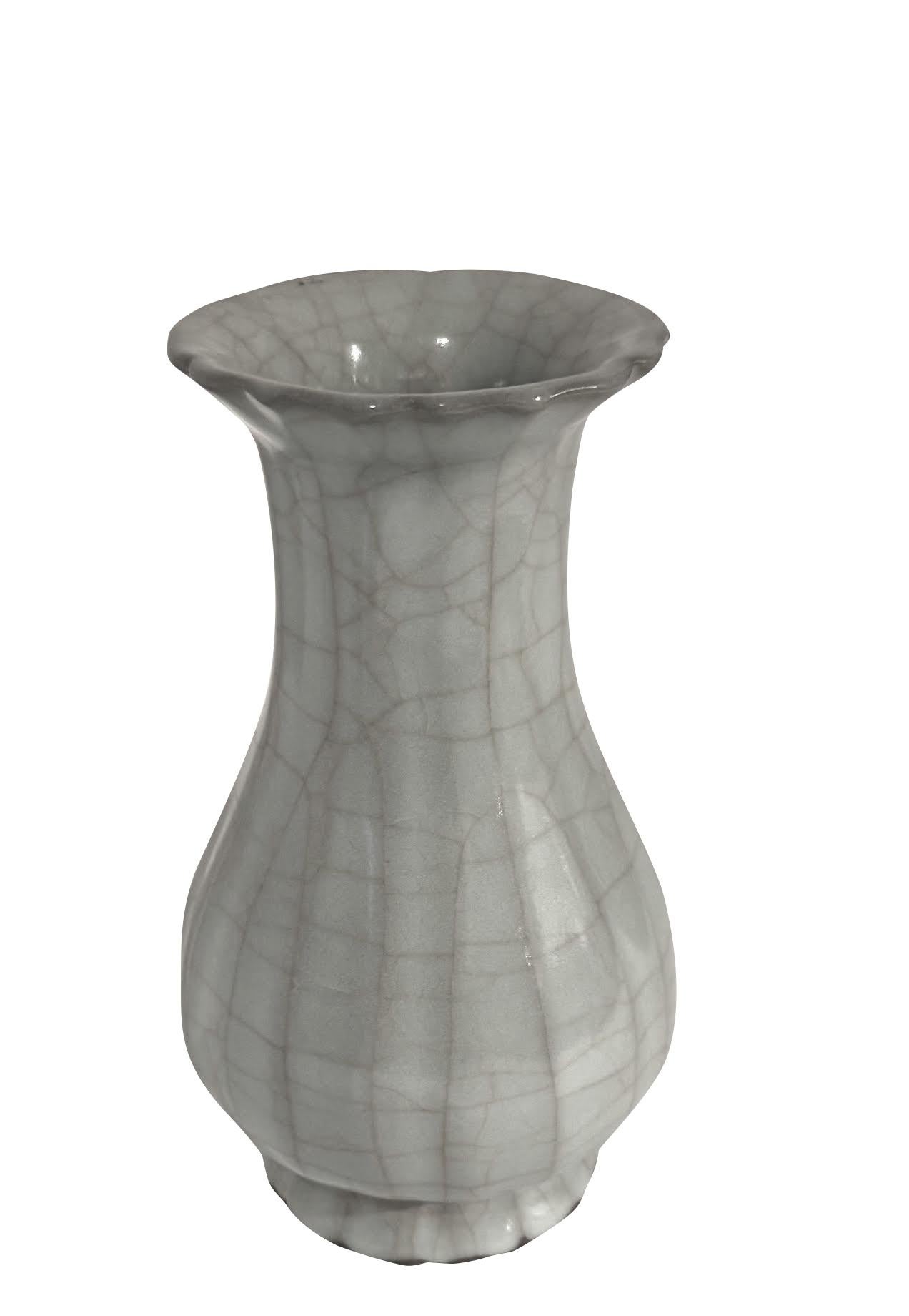 Vase contemporain chinois de couleur turquoise pâle.
Glace craquelée contrastée.
Ouverture à bord festonné avec détails de côtes verticales.
Un exemplaire parmi d'autres d'une grande collection.
