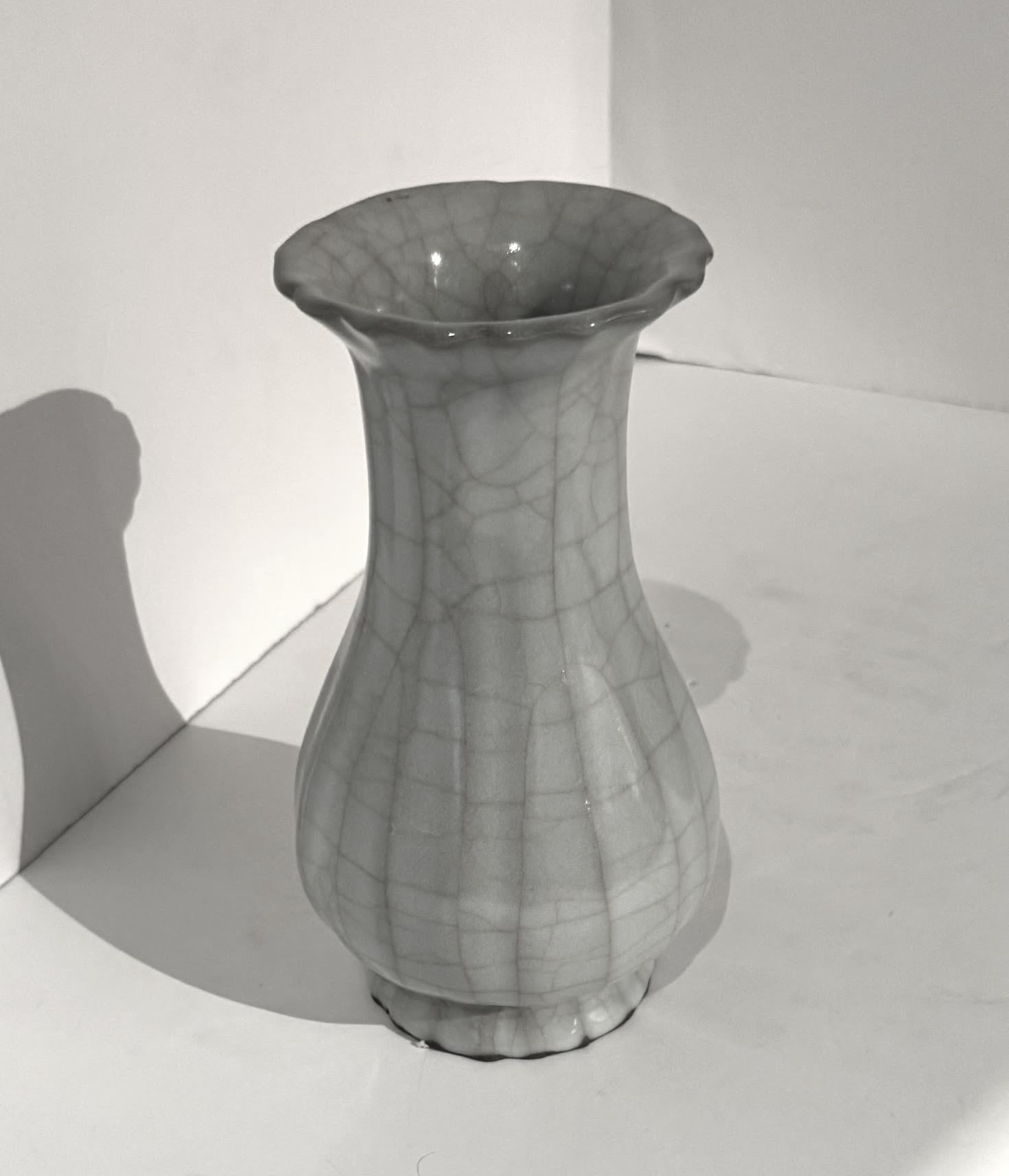 Chinois Vase ouvert à bord festonné en contraste avec le turquoise pâle, Chine, Contemporary en vente