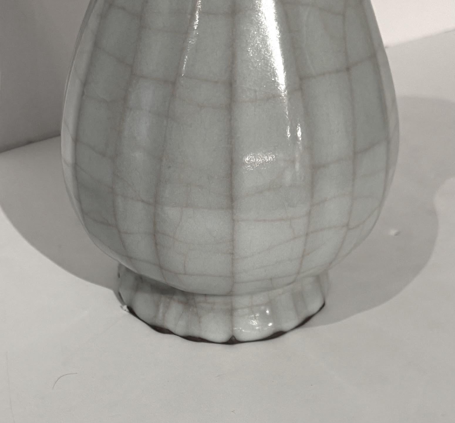 Vase ouvert à bord festonné en contraste avec le turquoise pâle, Chine, Contemporary Neuf - En vente à New York, NY