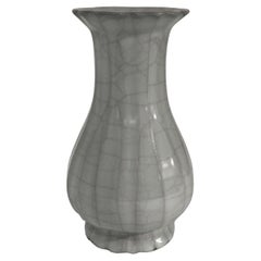 Jarrón con abertura de borde festoneado en contraste turquesa pálido, China, Contemporáneo