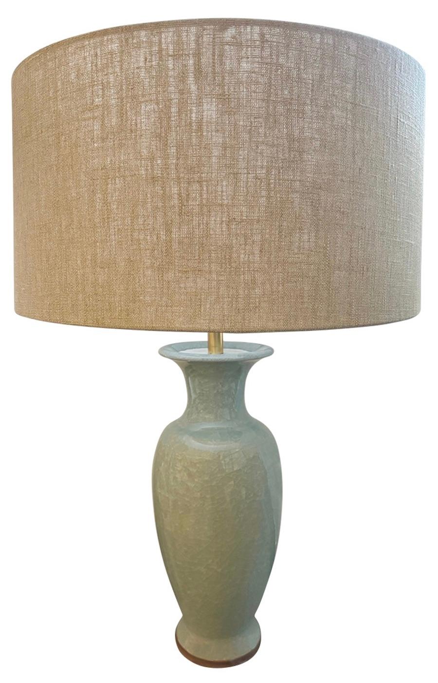 Paire de lampes chinoises contemporaines à l'émail craquelé turquoise pâle.
Cylindre classique de grande taille, en forme de tulipe.
Base de 6