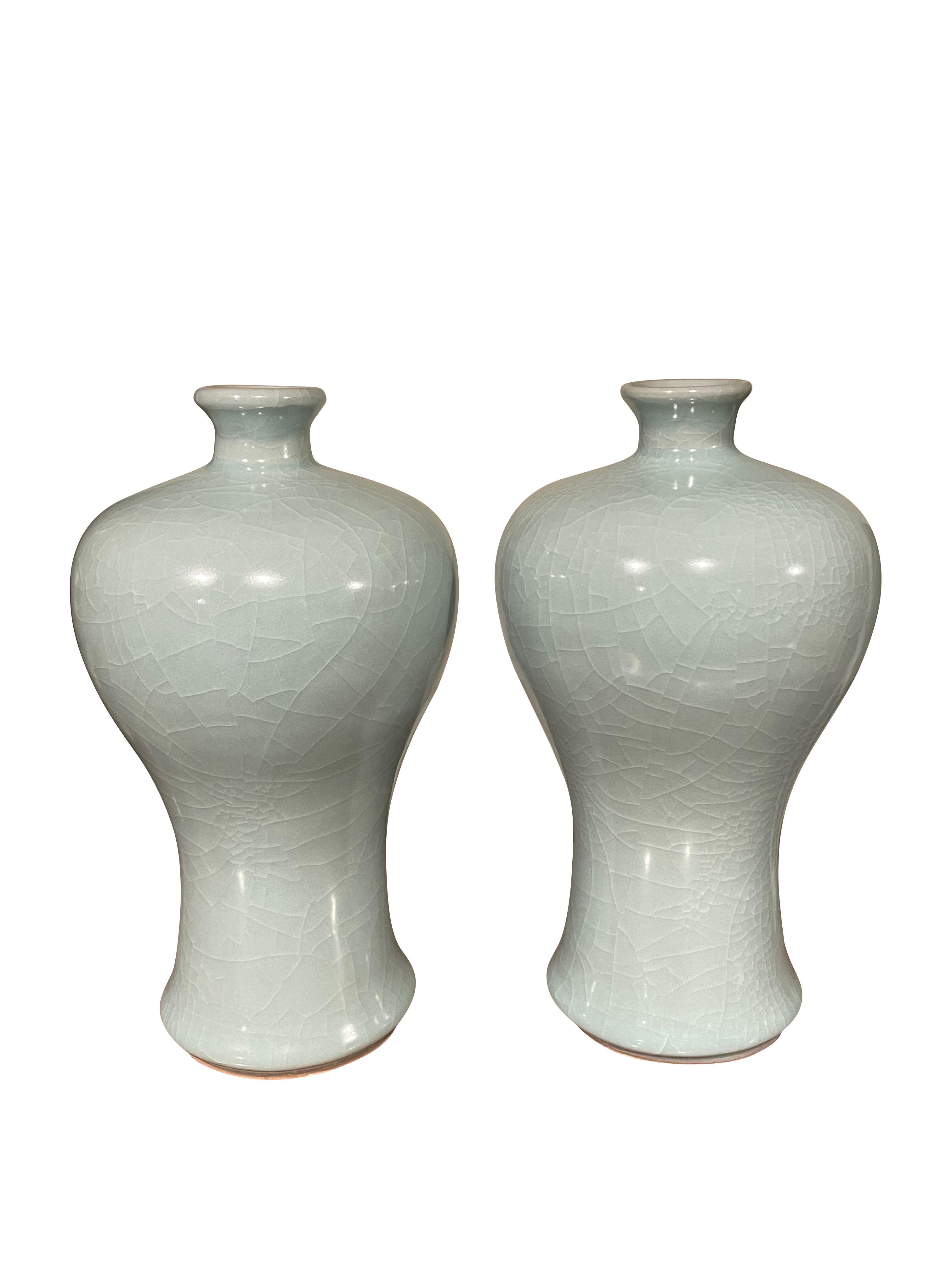 Vase contemporain chinois de couleur turquoise pâle.
Forme incurvée avec petite ouverture pour le bec.
Deux disponibles et vendus individuellement.
Une large collection est disponible avec des tailles et des formes variées.
ARRIVÉE AVRIL