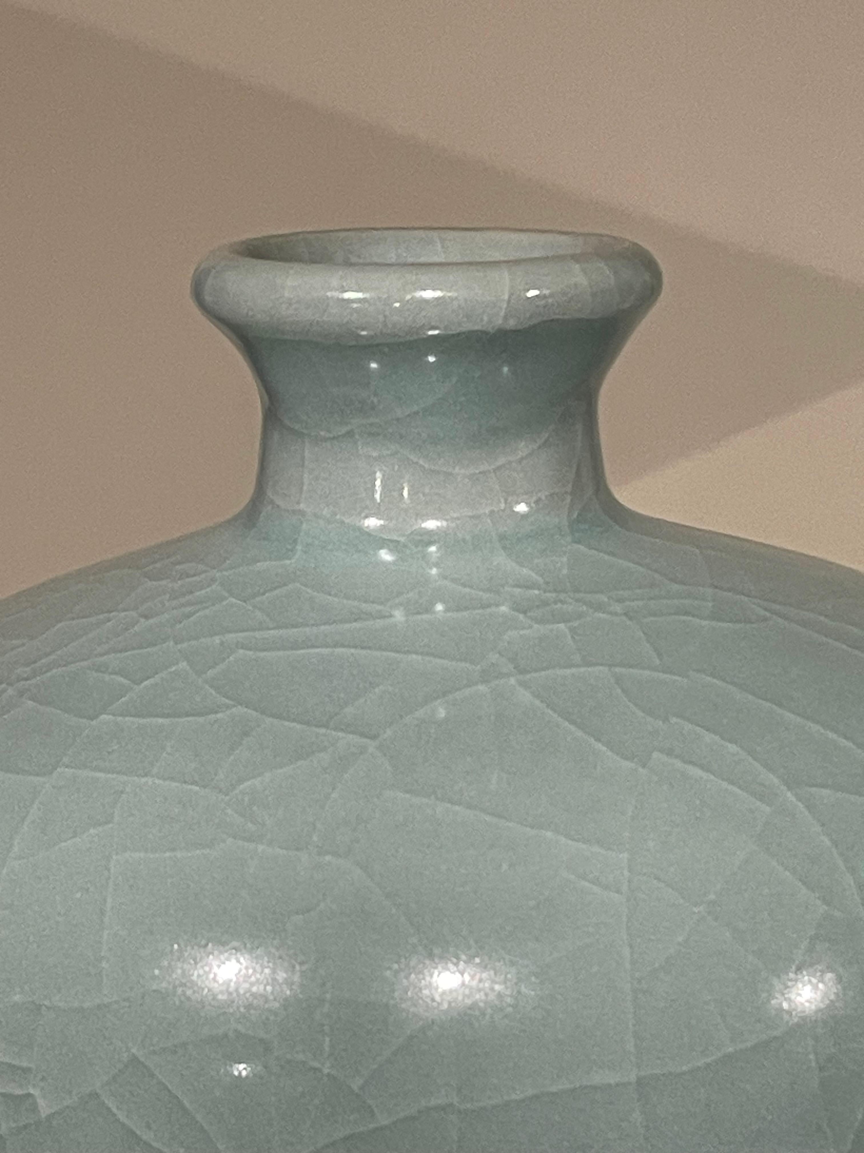 Chinois Vase en forme de courbe avec petit bec, Turquoise pâle, Chine, Contemporain en vente