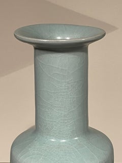 Blass-türkisfarbene zylinderförmige Bodenvase, China, Contemporary