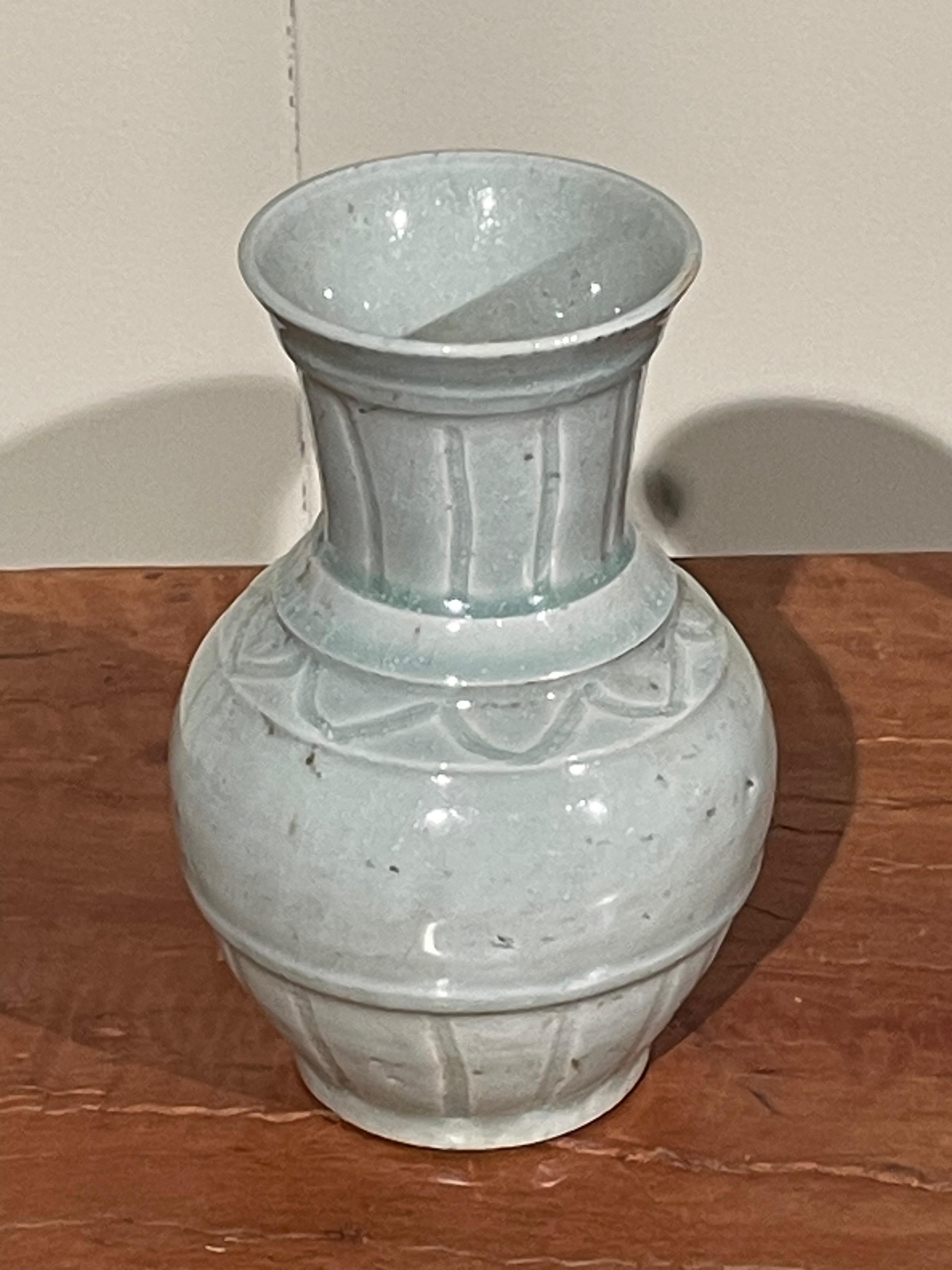 Vase contemporain chinois de couleur turquoise pâle.
Détails des côtes verticales.
D'une collection de trois pièces.
ARRIVÉE AVRIL