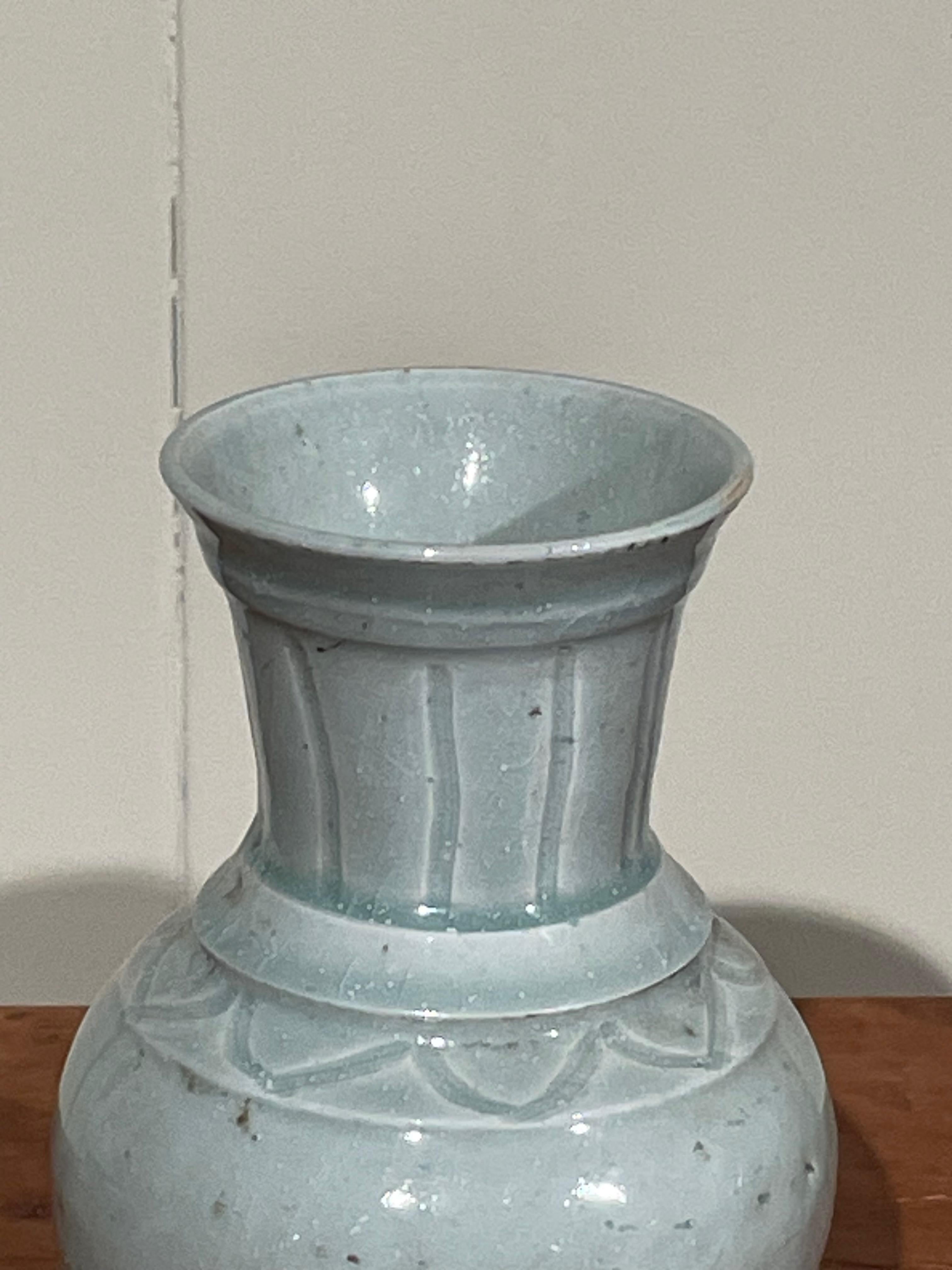 Chinois Vase à design décoratif en turquoise pâle, Chine, contemporain en vente