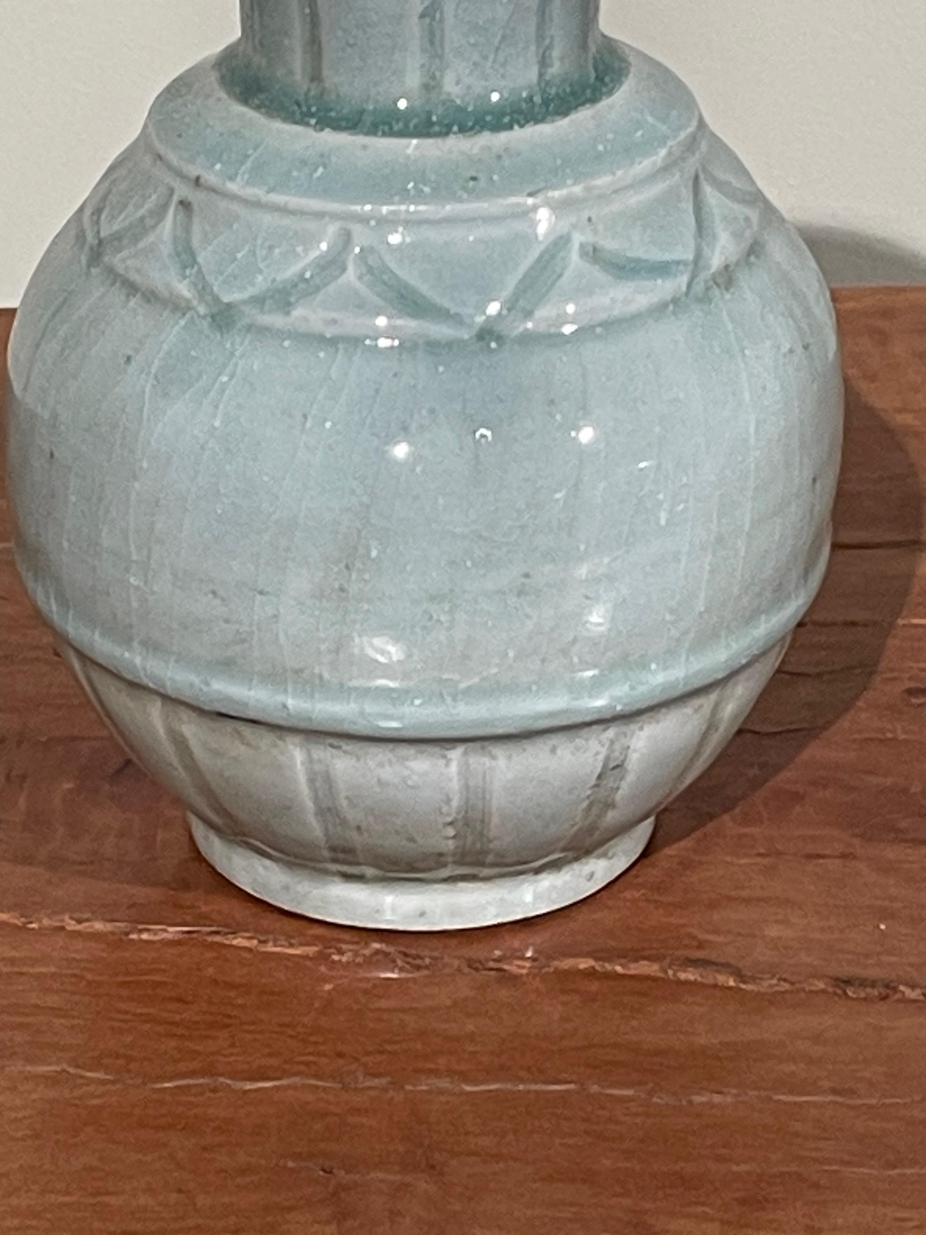 Vase à design décoratif en turquoise pâle, Chine, contemporain Neuf - En vente à New York, NY